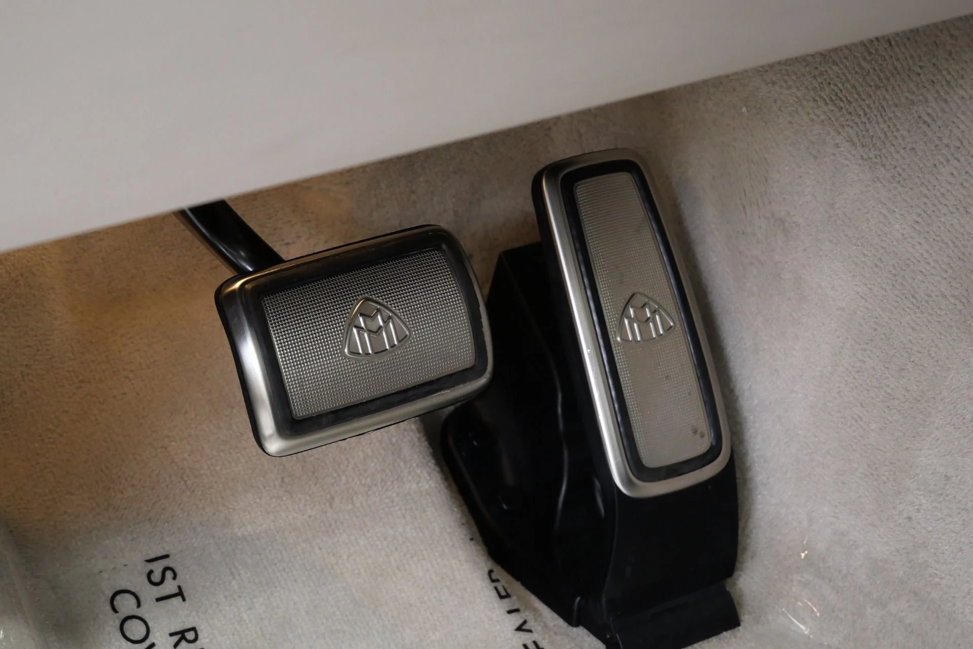 mph044_326012813_Used_2022_Mercedes_Benz_Maybach_GLS_600_4_MATIC_Beautiful_Colors_Four_Seat_Configuration_Walnut_Trim_1776795080_77c226b71a