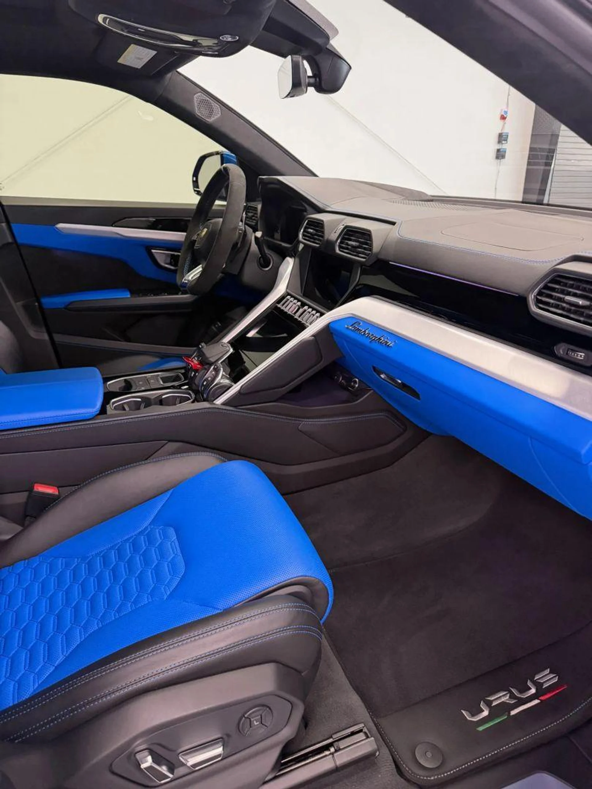 mph044_3277521844_Used_2019_Lamborghini_Urus_Sport_Utility_4_D_1784105696_0c0614df5b