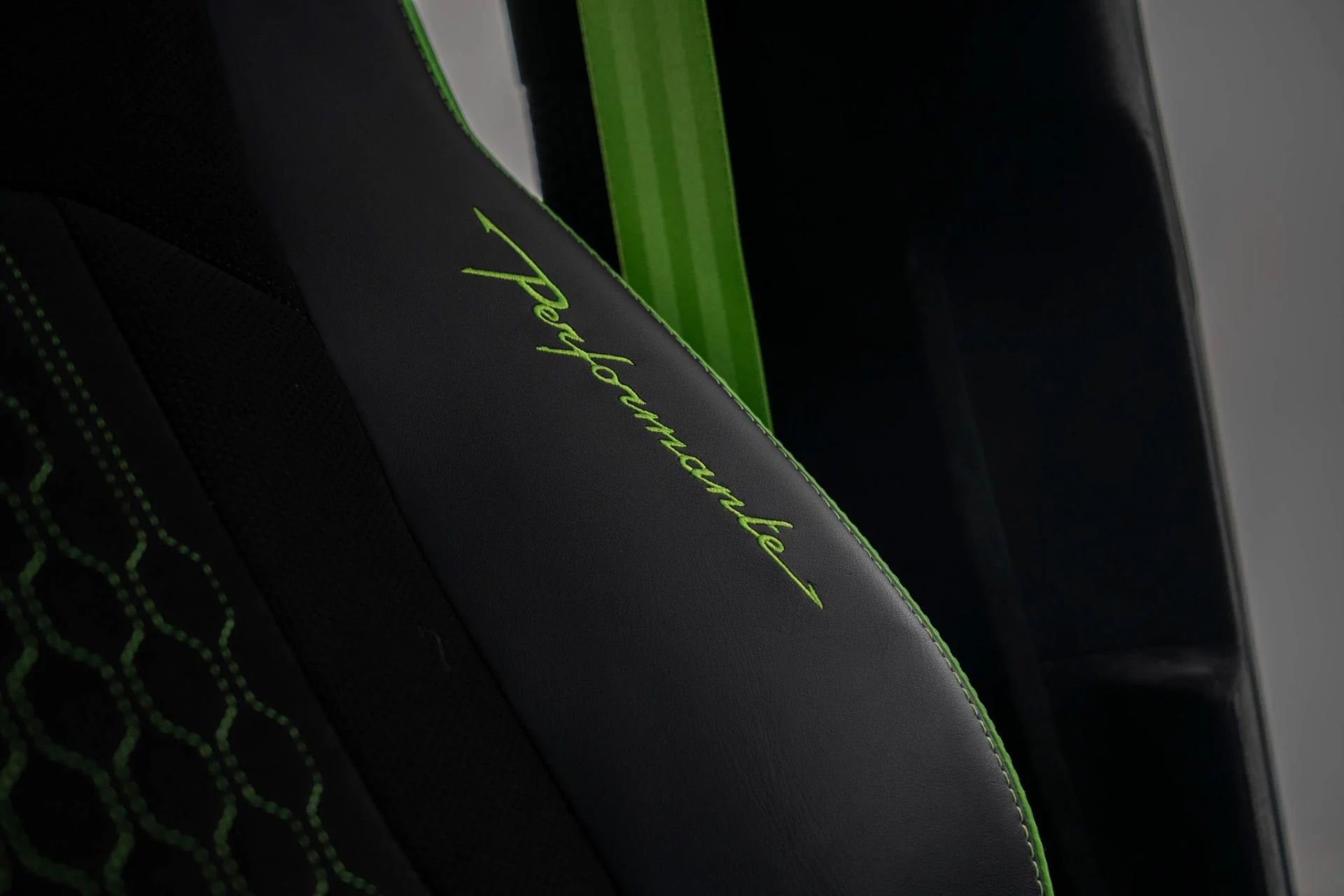 mph044_3299884204_Used_2024_Lamborghini_Urus_Performante_1775674461_2048c0cf27