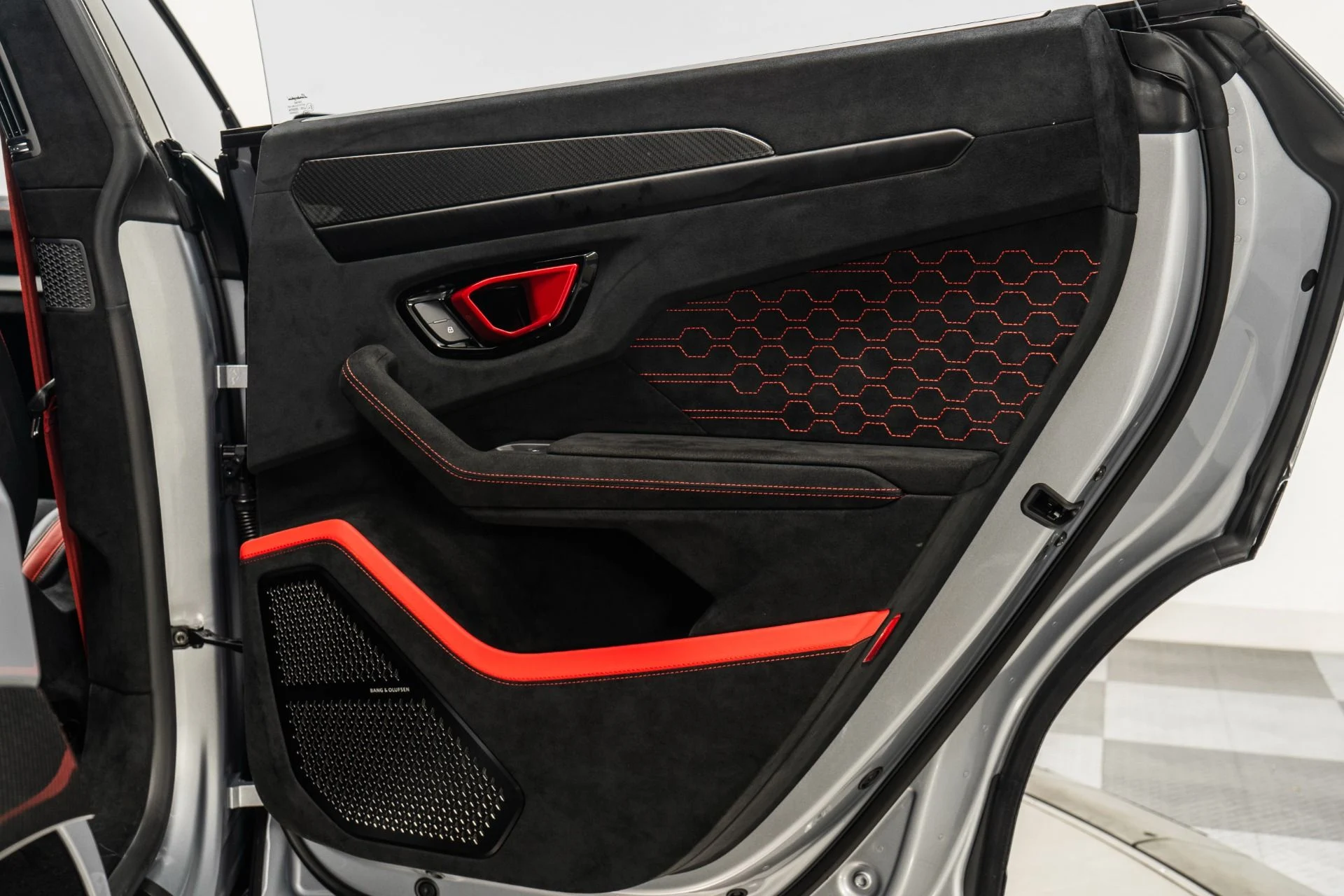 mph044_3400537697_Used_2024_Lamborghini_Urus_Performante_657_Hp_ADAS_package_Carbon_Fiber_Trim_1768936745_f9b3794a5b