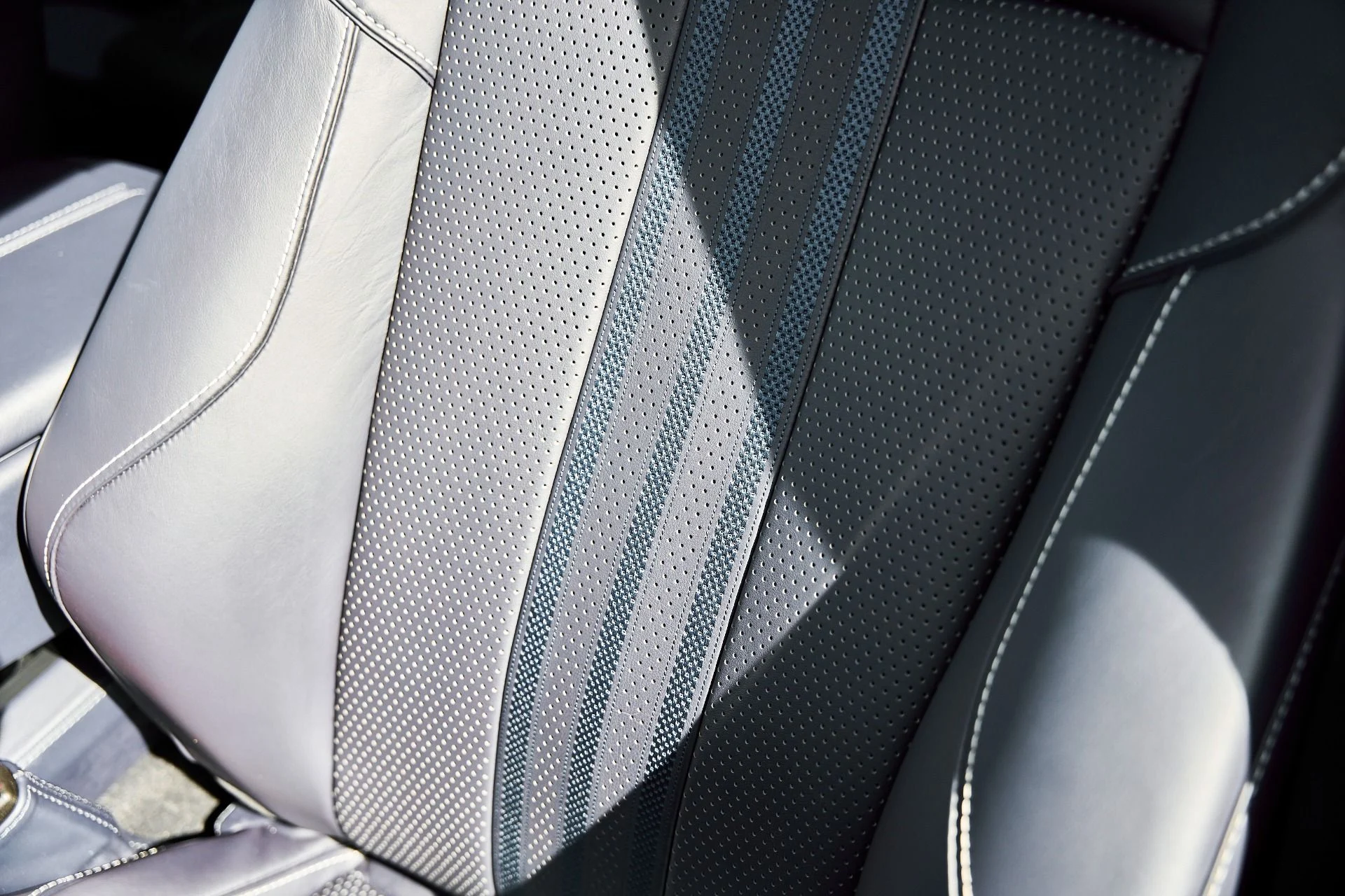 mph044_3464095619_Used_2025_Aston_Martin_DBX_707_1771642291_6d947fe585