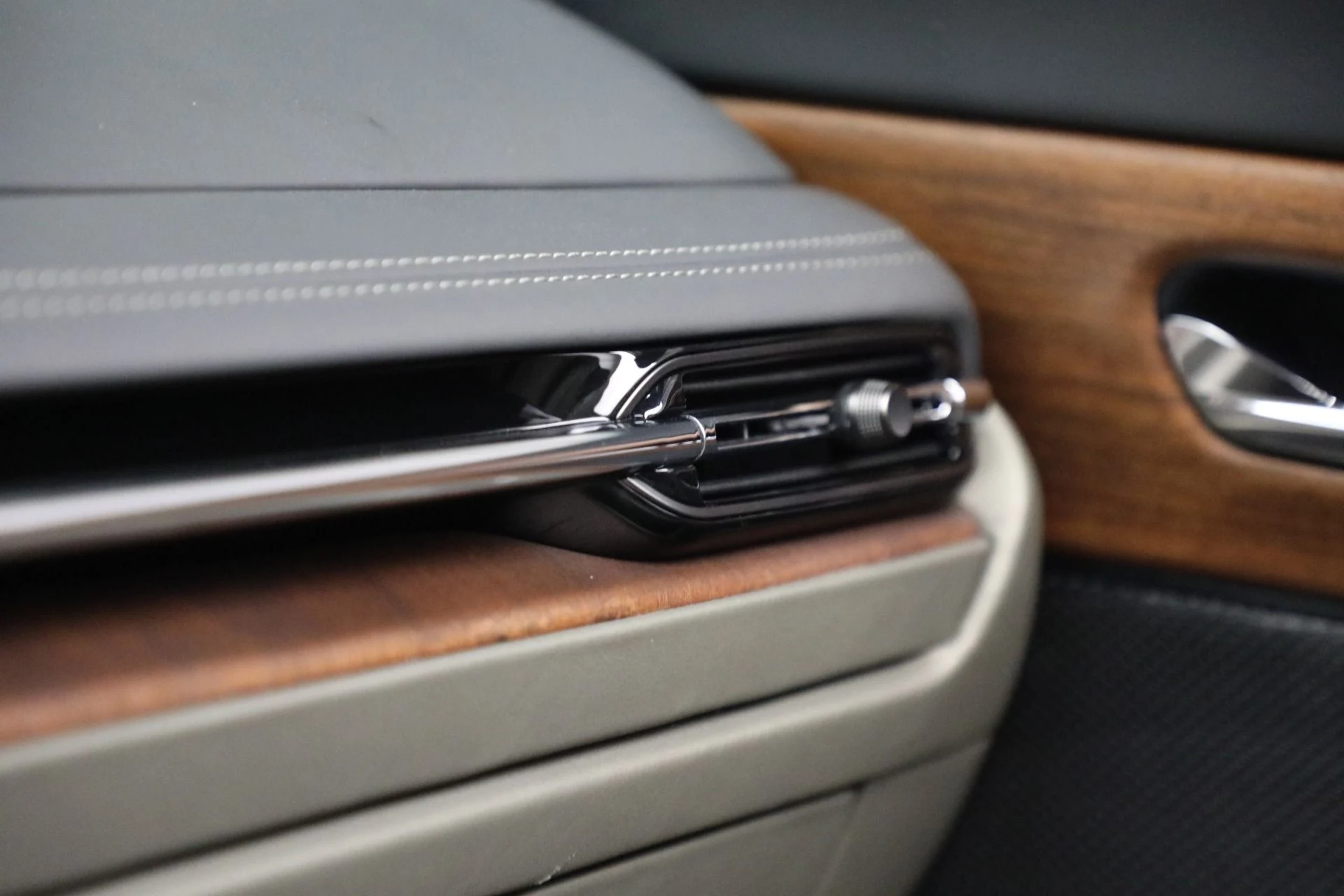 mph044_347410961_New_2024_Aston_Martin_DB_12_Volante_a337174b4e