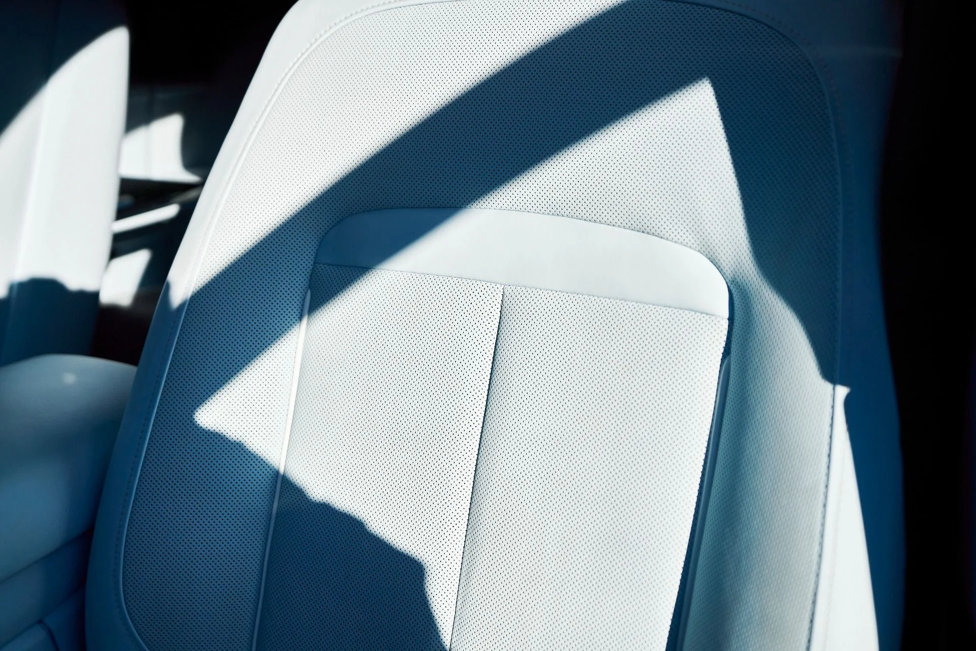 mph044_3496477380_Used_2022_Rolls_Royce_Cullinan_Black_Badge_1765411077_eaff556b1f