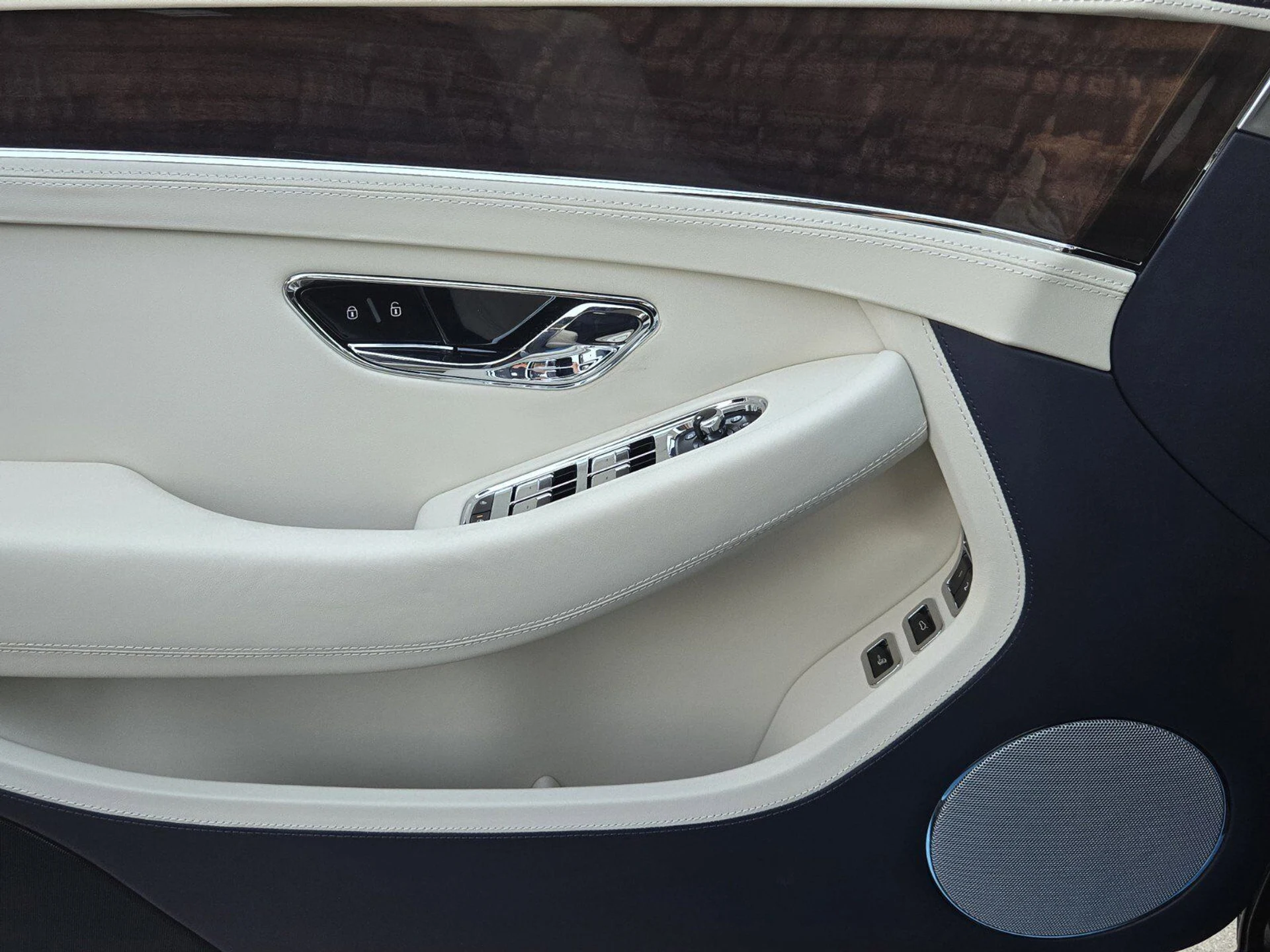 mph044_3616456615_71092aa196d8d750f8ad4601899a3ea0x_12f9e88c1d