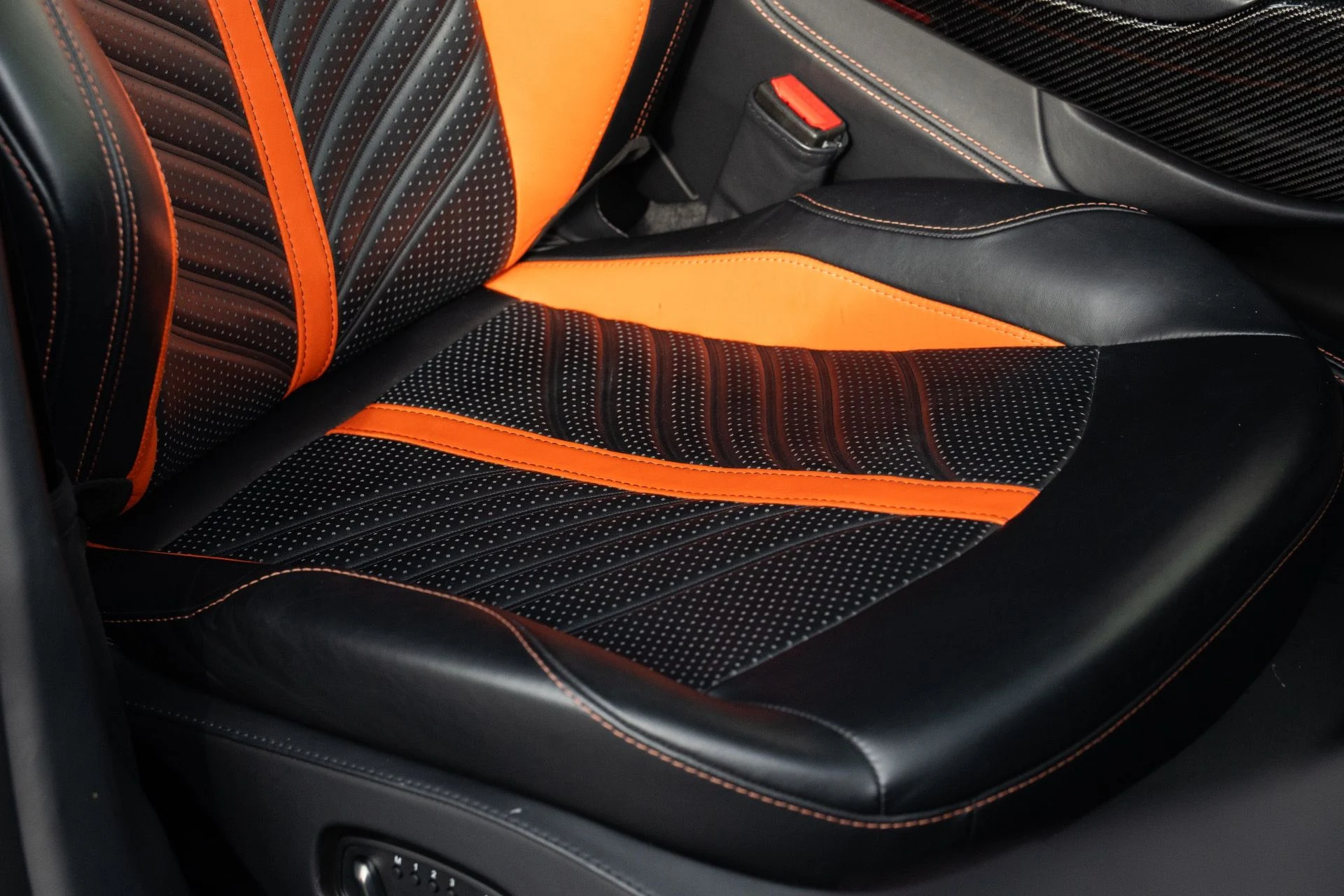 mph044_3620787565_Used_2023_Aston_Martin_DBX_707_1756441558_34f89ec2c2