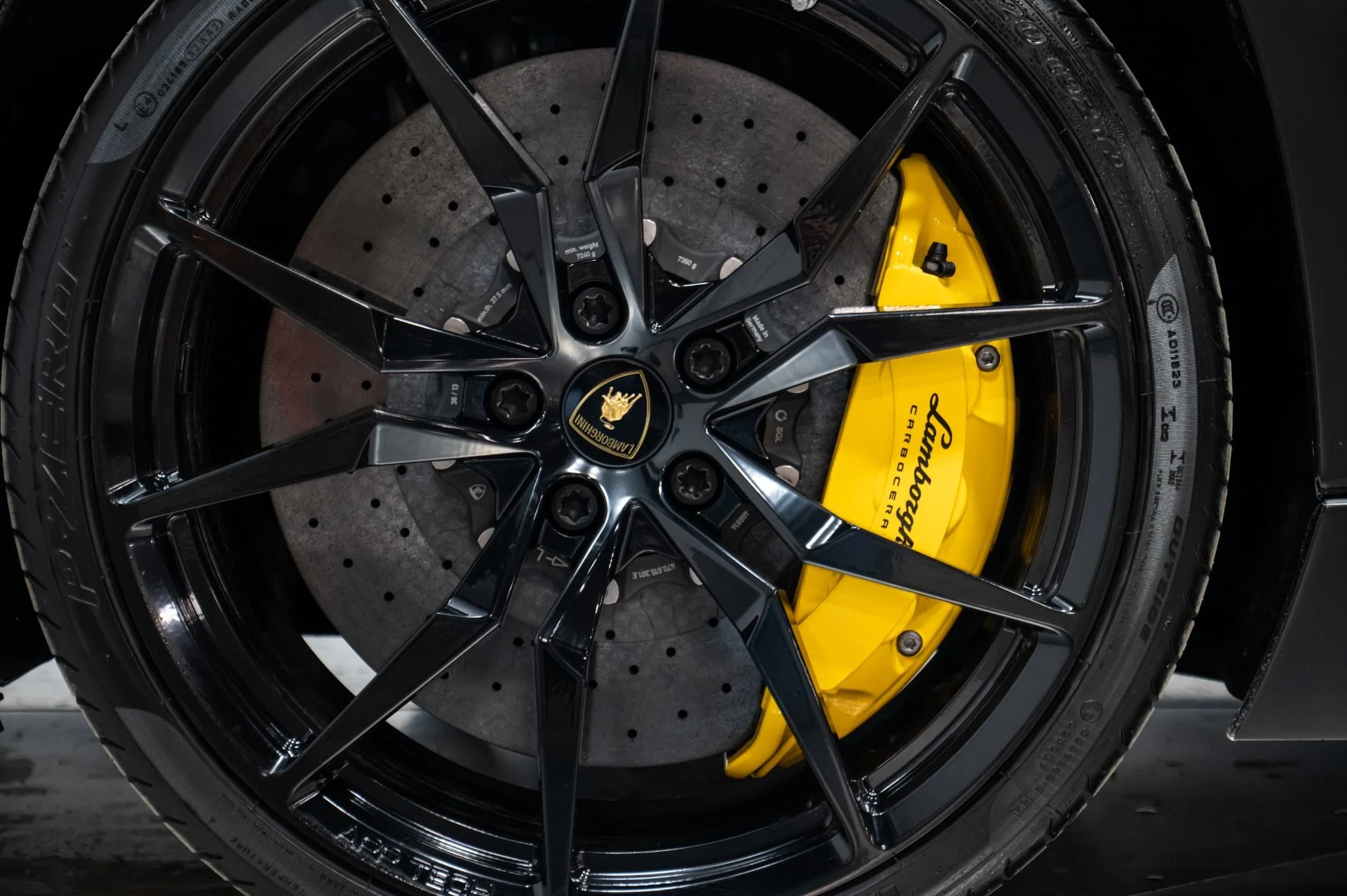 mph044_3666730124_Used_2014_Lamborghini_Aventador_1769104446_45b0f20309