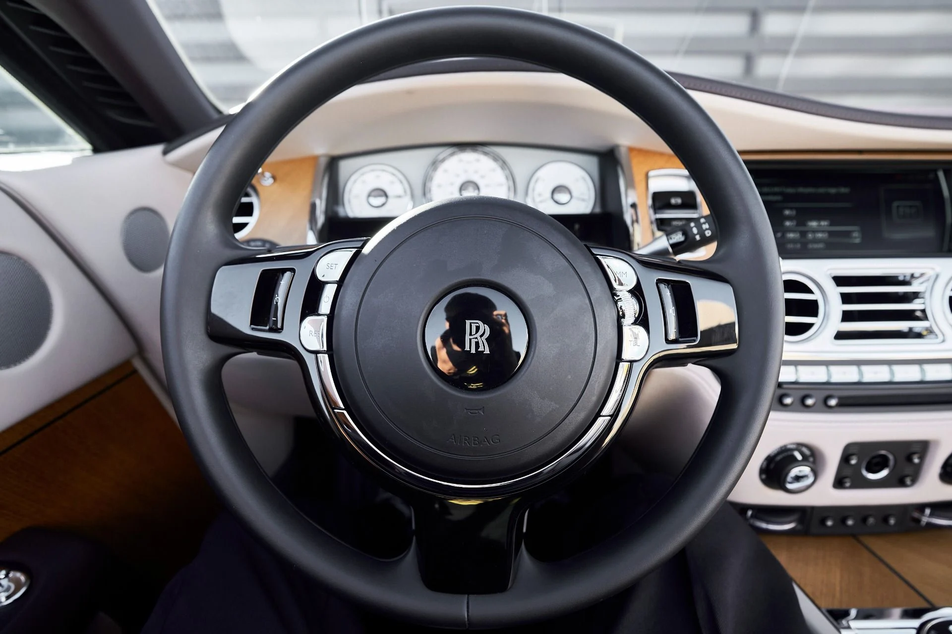 mph044_3753027206_Used_2020_Rolls_Royce_Dawn_Base_1762645841_6687e6d575