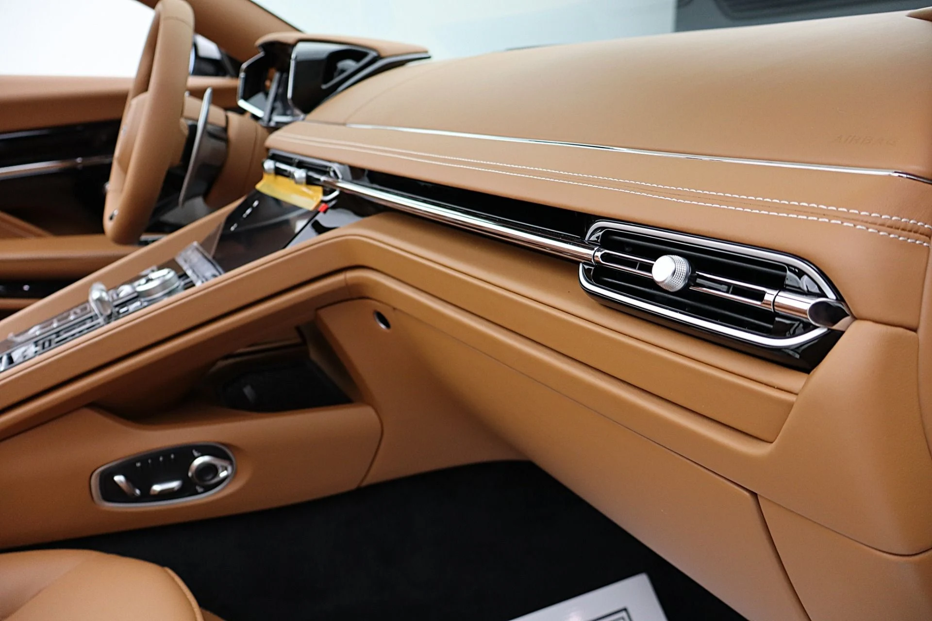 mph044_3761626832_New_2026_Aston_Martin_DB_12_S_Volante_54e1ce69fe