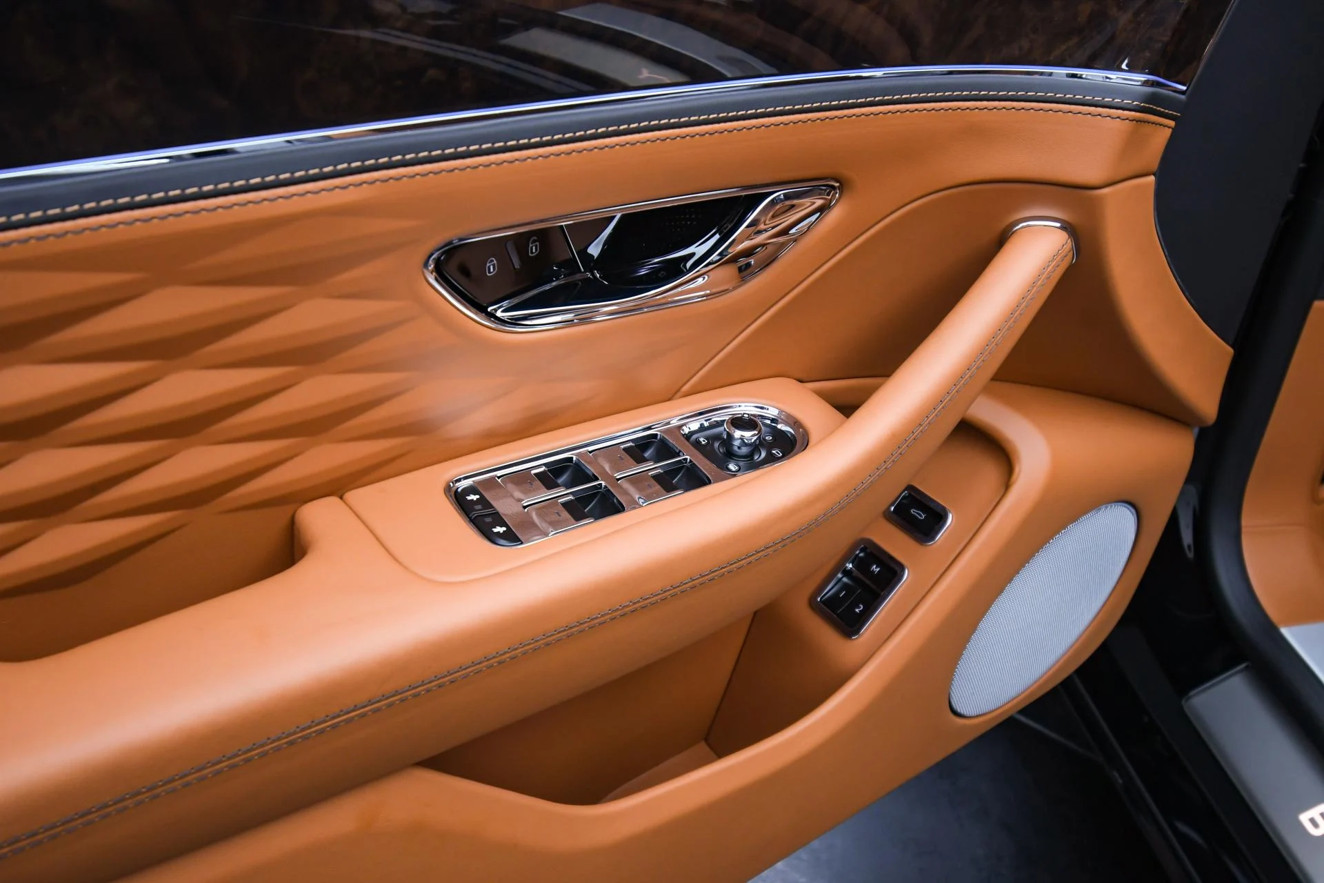 mph044_3806334993_Used_2023_Bentley_Flying_Spur_Azure_1755332952_4835bfdba0
