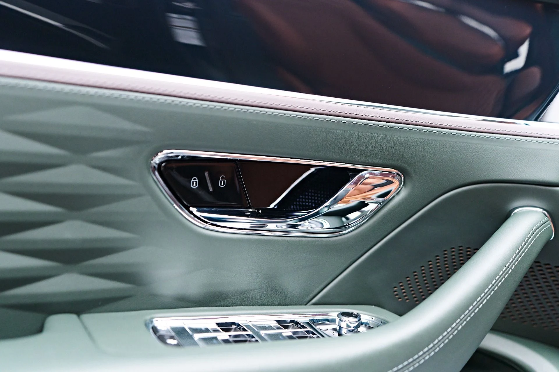 mph044_3884100833_Used_2024_Bentley_Flying_Spur_Mulliner_W12_1756173526_e1b0184917