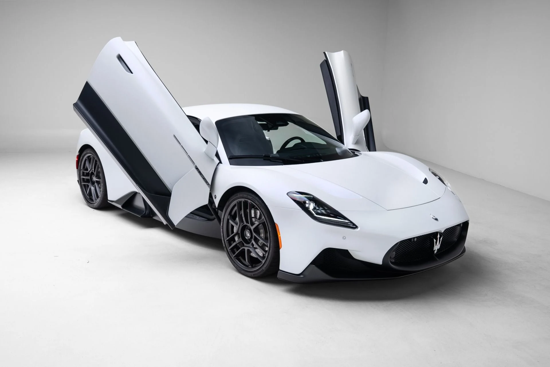 mph044_3987655502_Used_2023_Maserati_MC_20_1771372792_0004dc783f