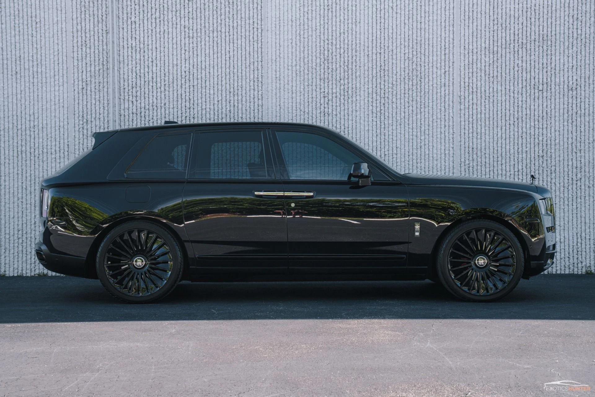 mph044_4027361573_Used_2020_Rolls_Royce_Black_Badge_Cullinan_w_Starlight_Rear_Picnic_Seating_on_Forged_Wheels_1756241071_1059aac746