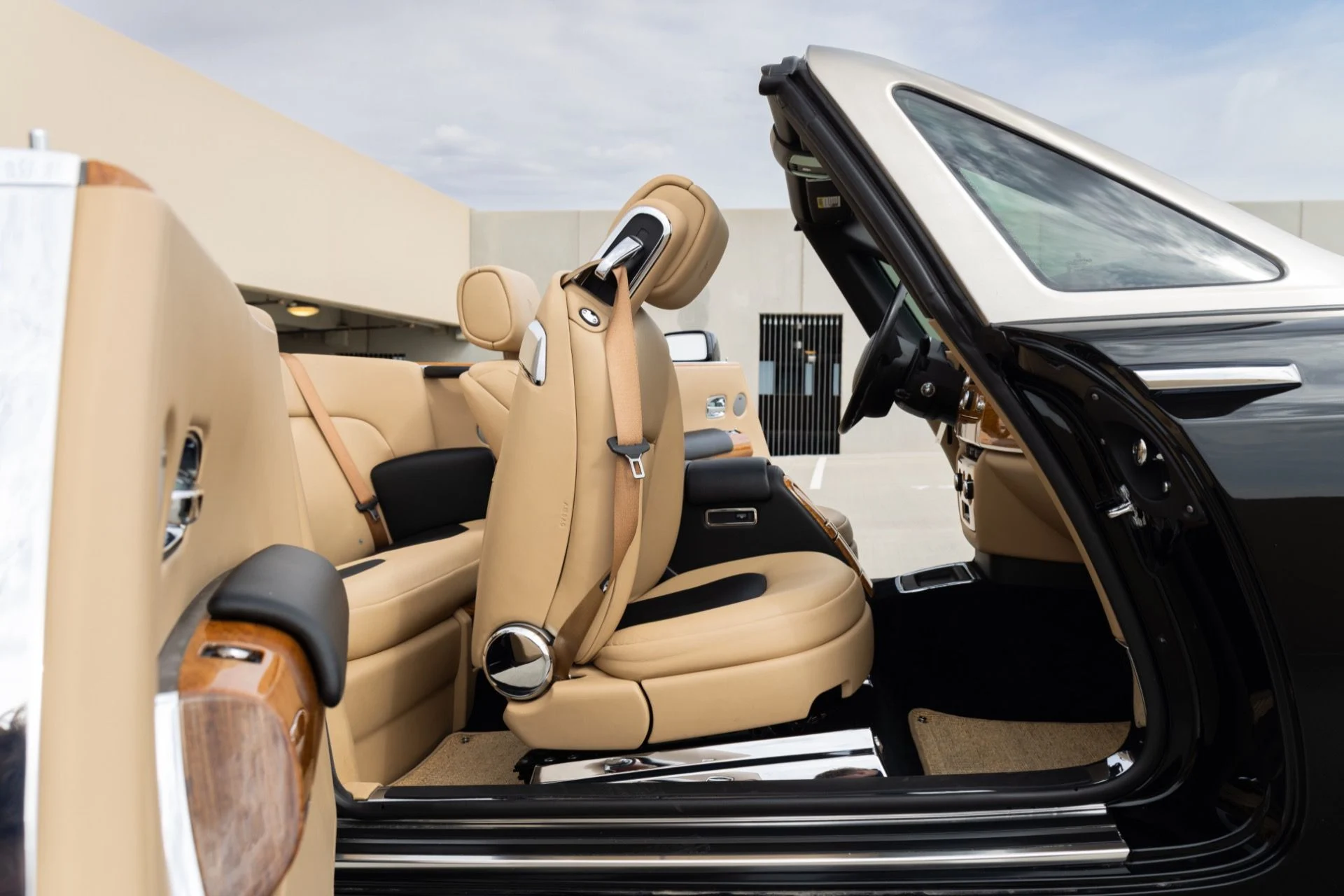 mph044_4045030551_Used_2009_Rolls_Royce_Phantom_Drophead_Coupe_1775064181_a0f666af4a