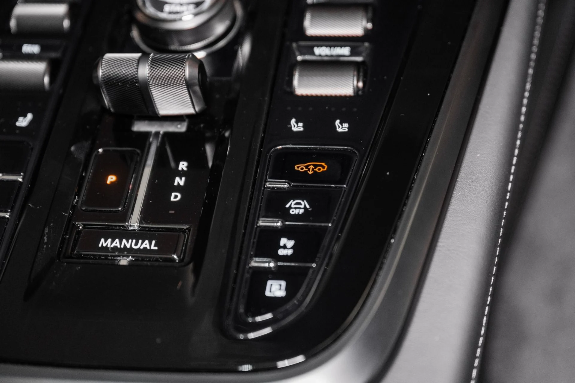 mph044_4053408620_Used_2025_Aston_Martin_DBX_707_1748959342_e5919ccef3