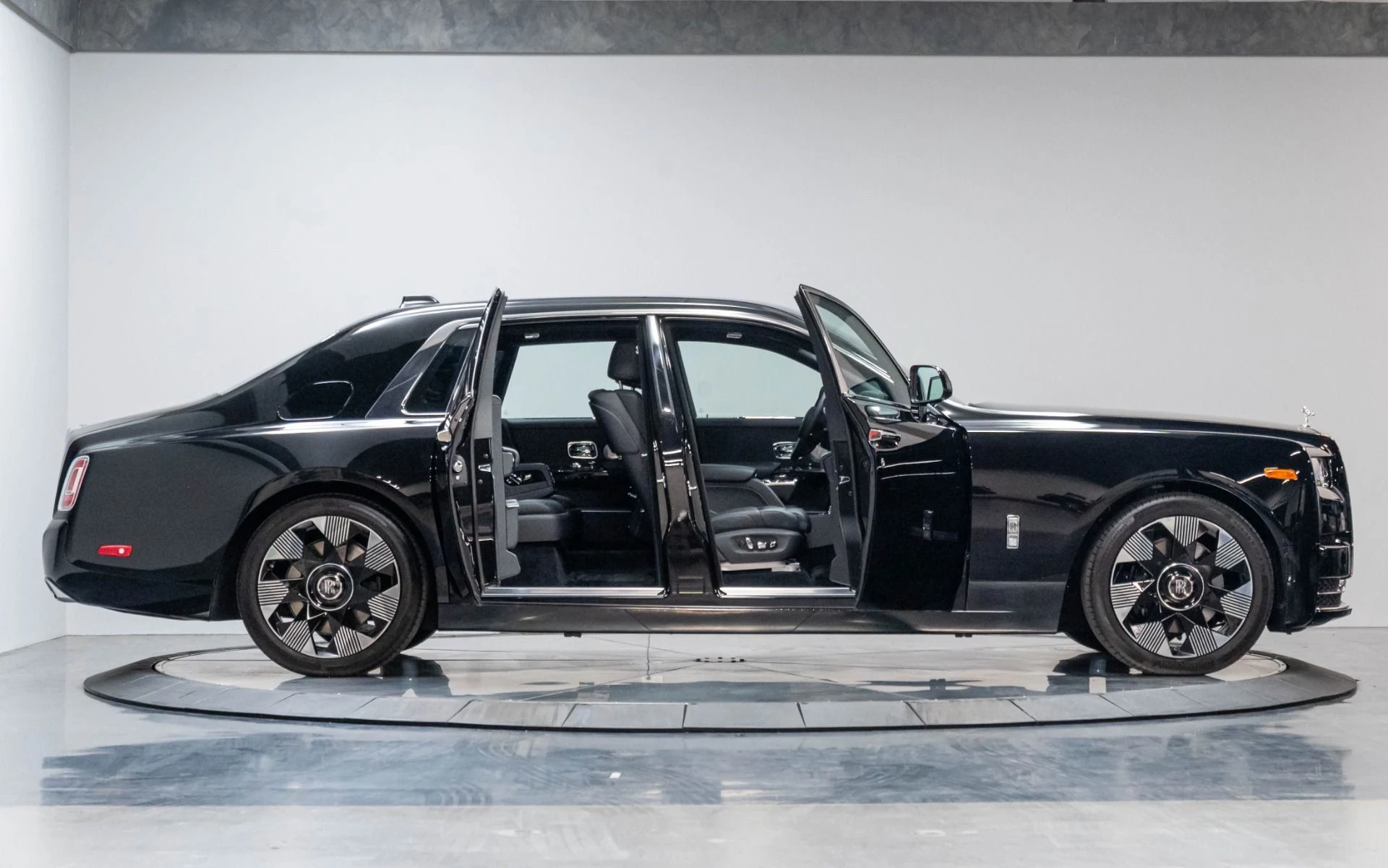 mph044_410004871_Used_2024_Rolls_Royce_Phantom_1786998210_c06637032c