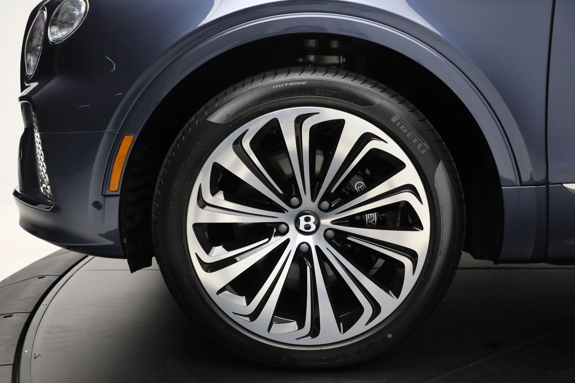 mph044_4133118550_New_2025_Bentley_Bentayga_EWB_Azure_V8_d91d25e6c1