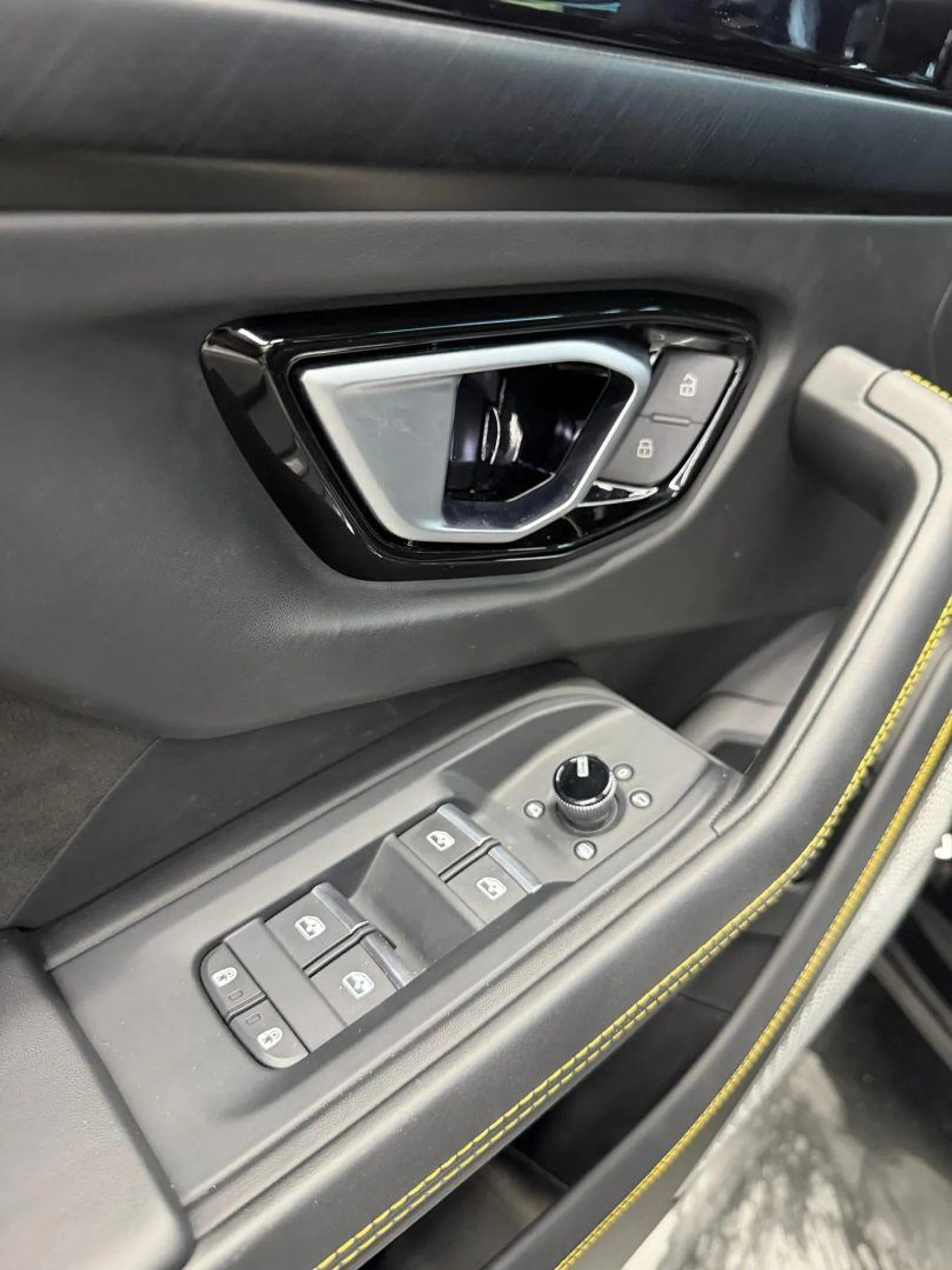 mph044_4156718294_Used_2022_Lamborghini_Urus_Sport_Utility_4_D_1784762937_ed458e741c