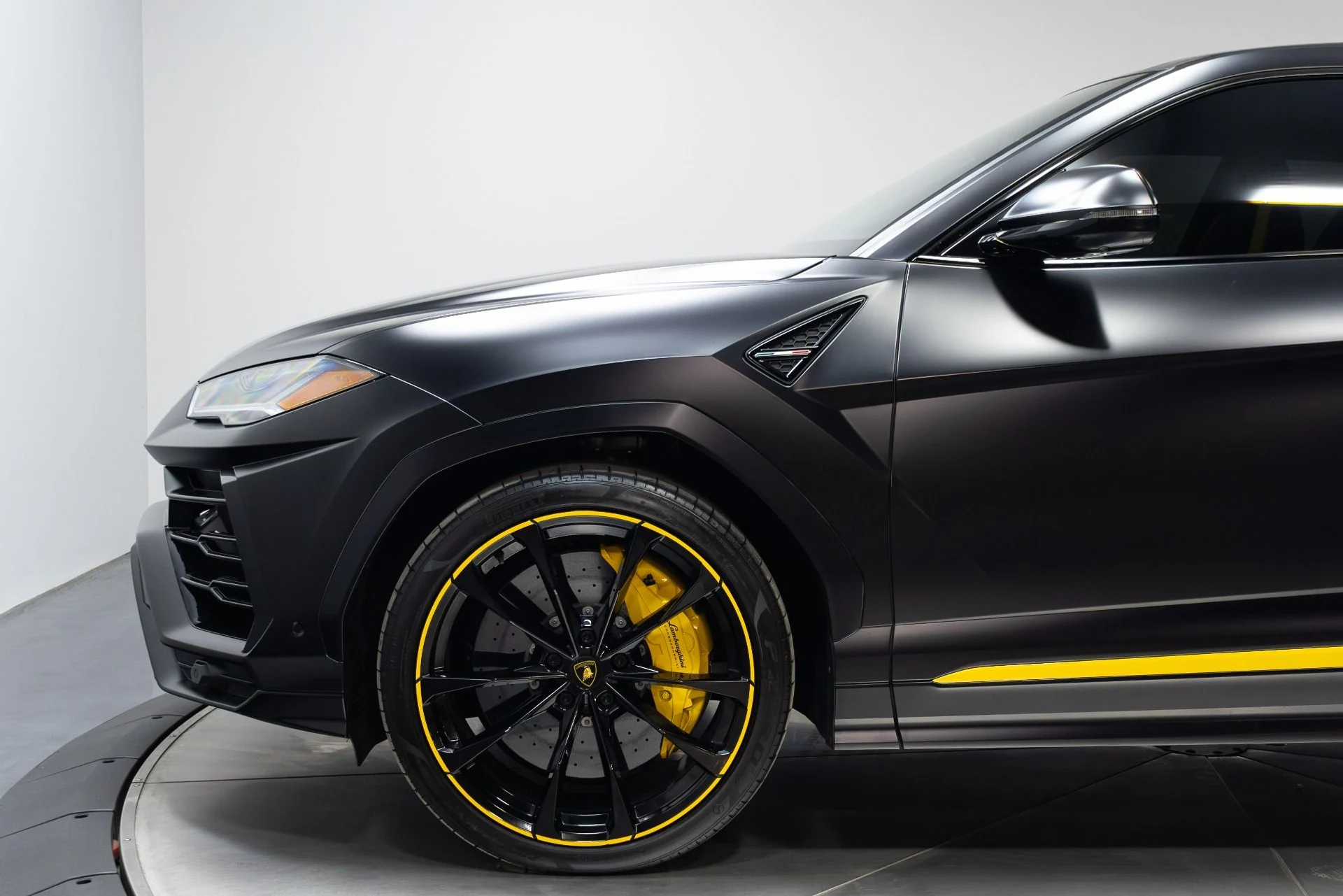 mph044_4198832393_Used_2022_Lamborghini_Urus_Graphite_Capsule_1775757245_e9024f07e2