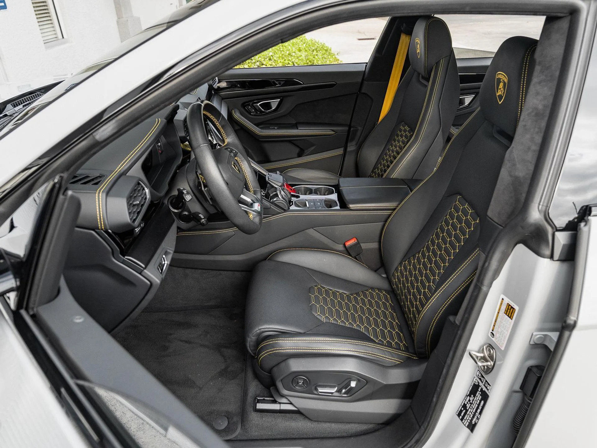 mph044_4206530861_Used_2022_Lamborghini_Urus_AWD_1777086189_a91acc66e9