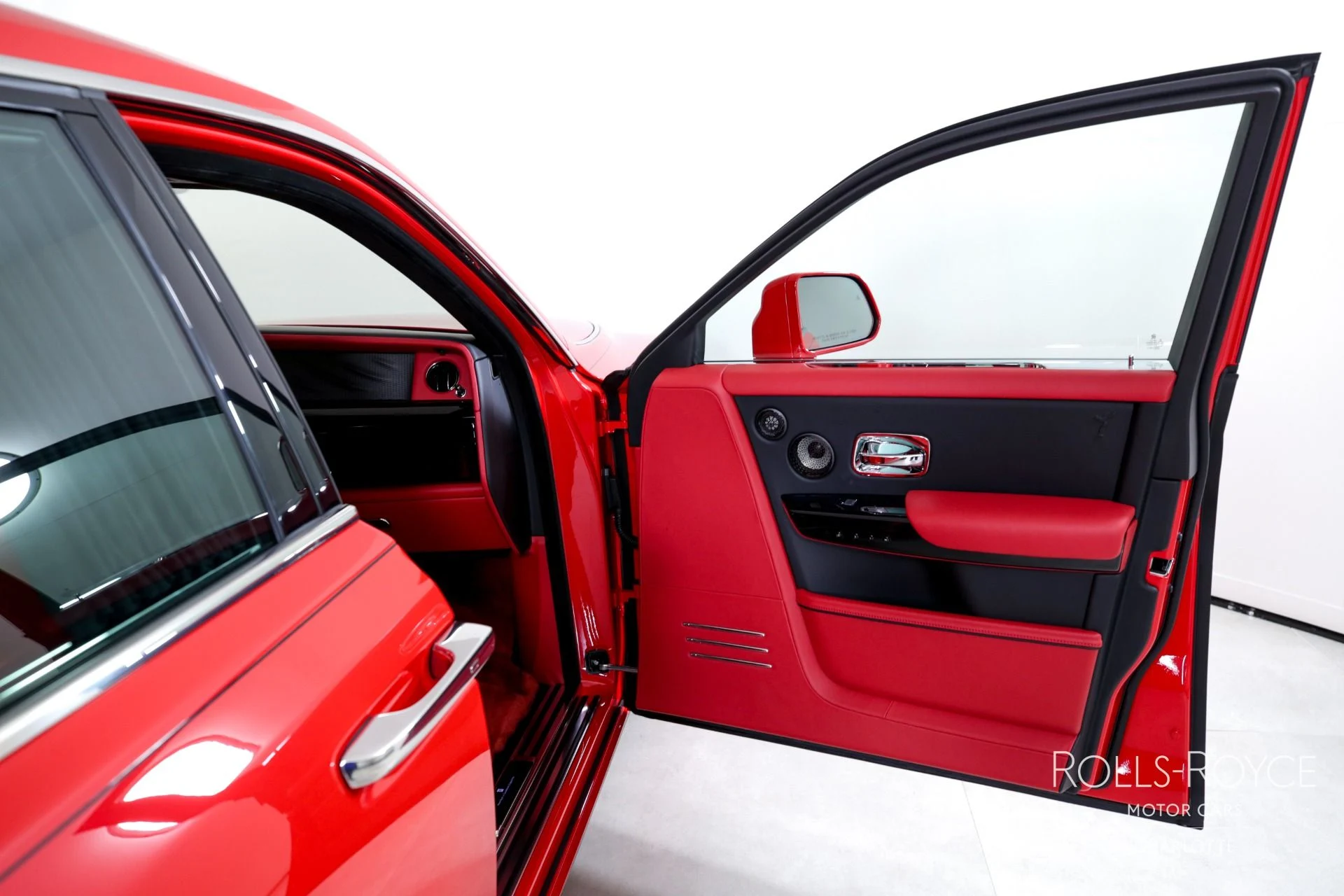 mph044_4237456039_Used_2024_Rolls_Royce_Phantom_EWB_1745331559_3709e8417b