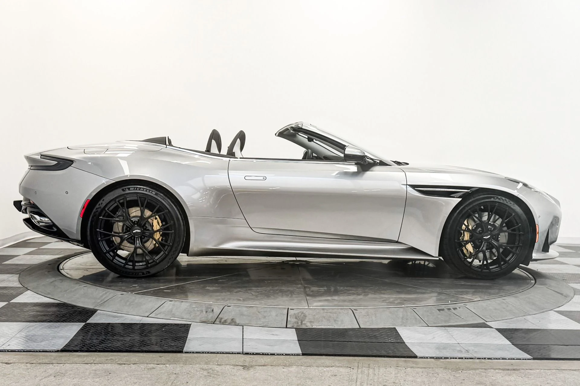 mph044_4239350929_Used_2025_Aston_Martin_DB_12_Volante_Duotone_interior_Bowers_and_Wilkins_Audio_Nearly_New_1789749797_cb2df9b2dc