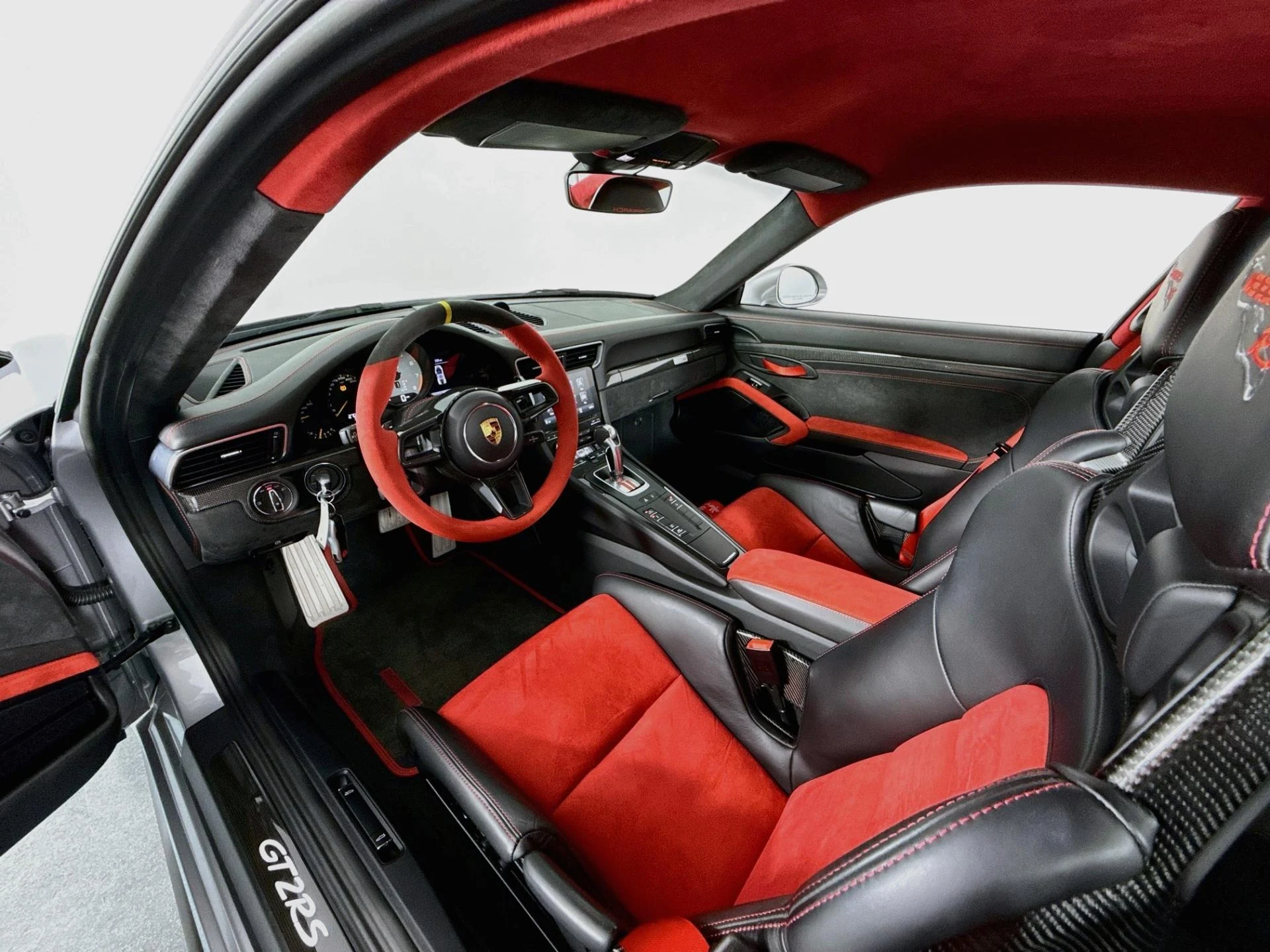 mph044_4284658616_Used_2018_Porsche_911_GT_2_RS_1785871792_7484b25922