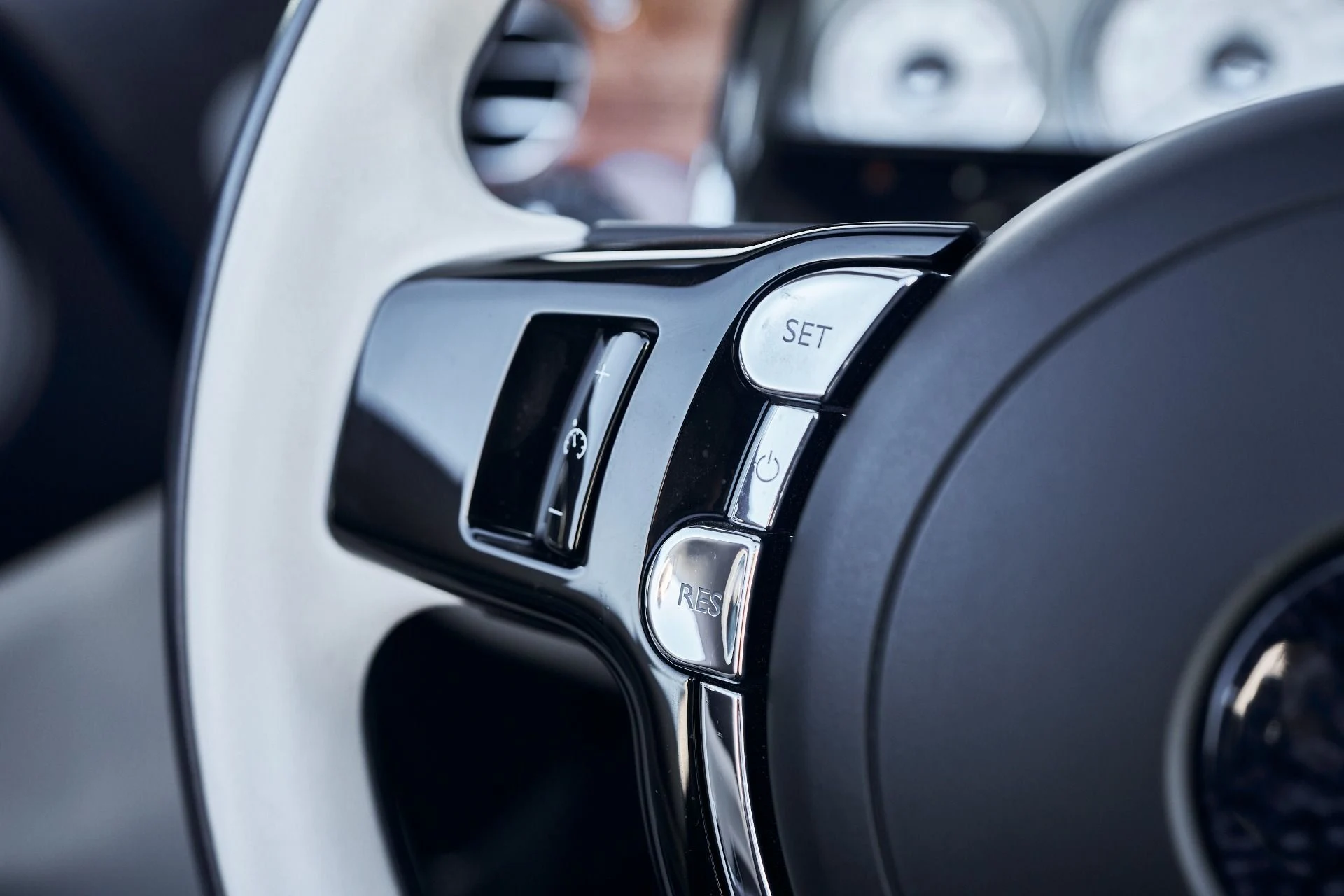 mph044_457416149_Used_2018_Rolls_Royce_Dawn_1764124411_d0dc832dfc