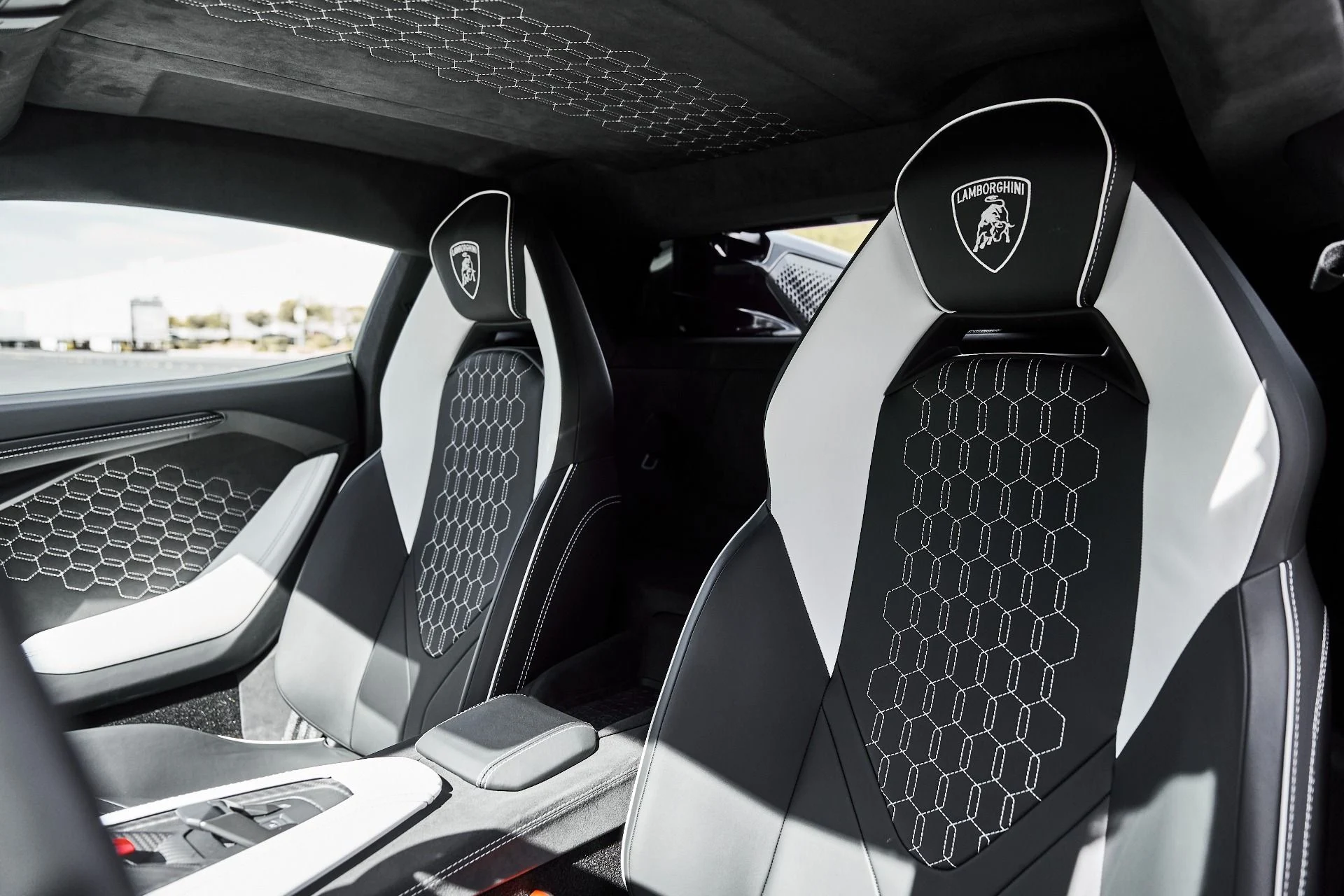 mph044_496748960_Used_2026_Lamborghini_Revuelto_Base_1777078420_0045437207