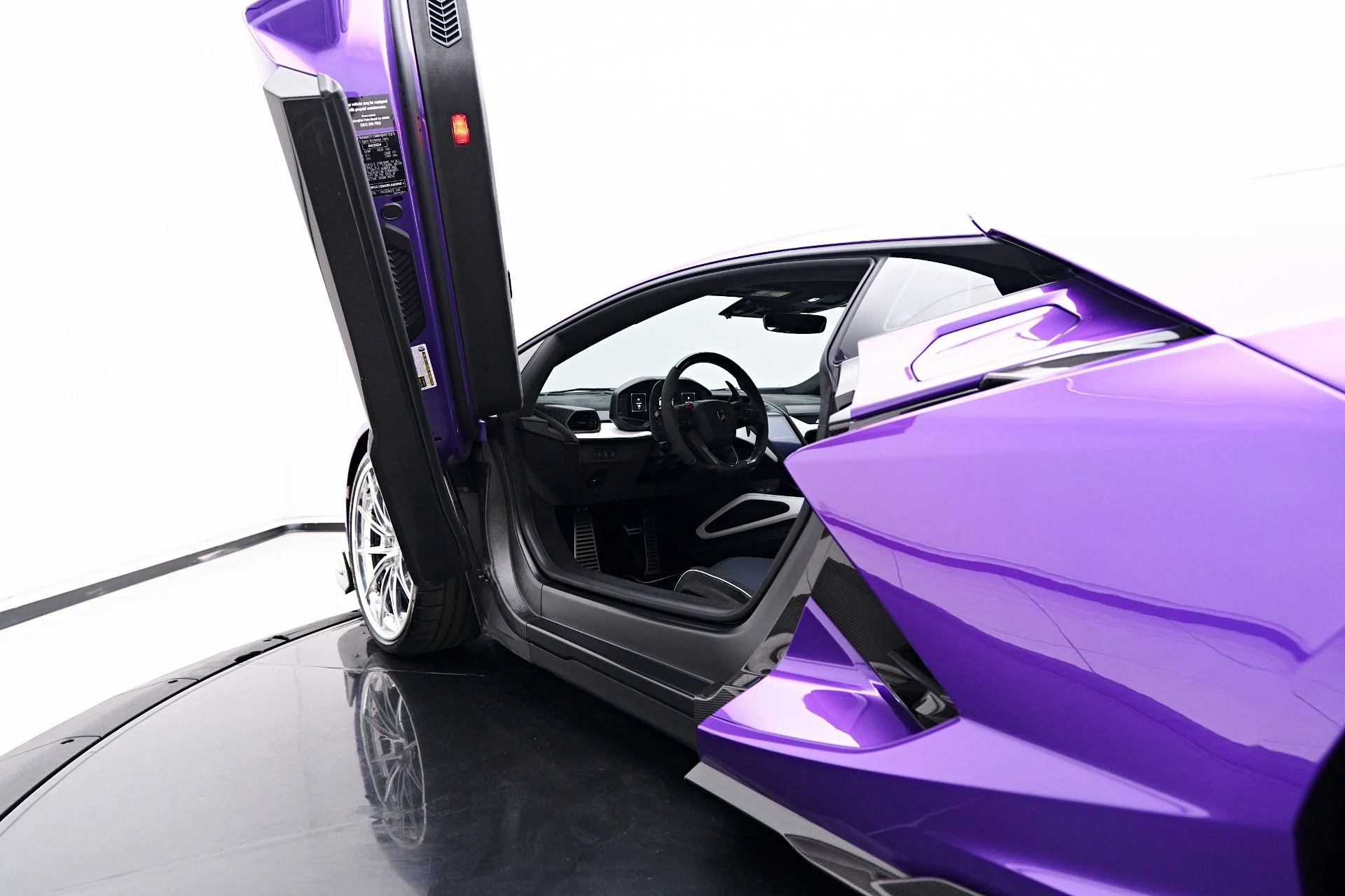 mph044_528856141_Used_2024_Lamborghini_Revuelto_Base_1756862245_7b0b3c9093