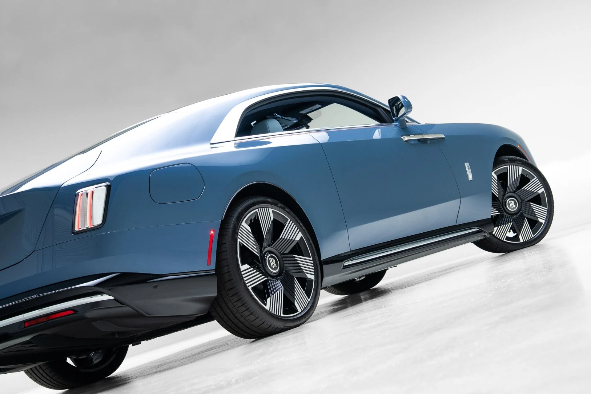 mph044_559503644_Used_2024_Rolls_Royce_Spectre_1775065026_952308fe4f