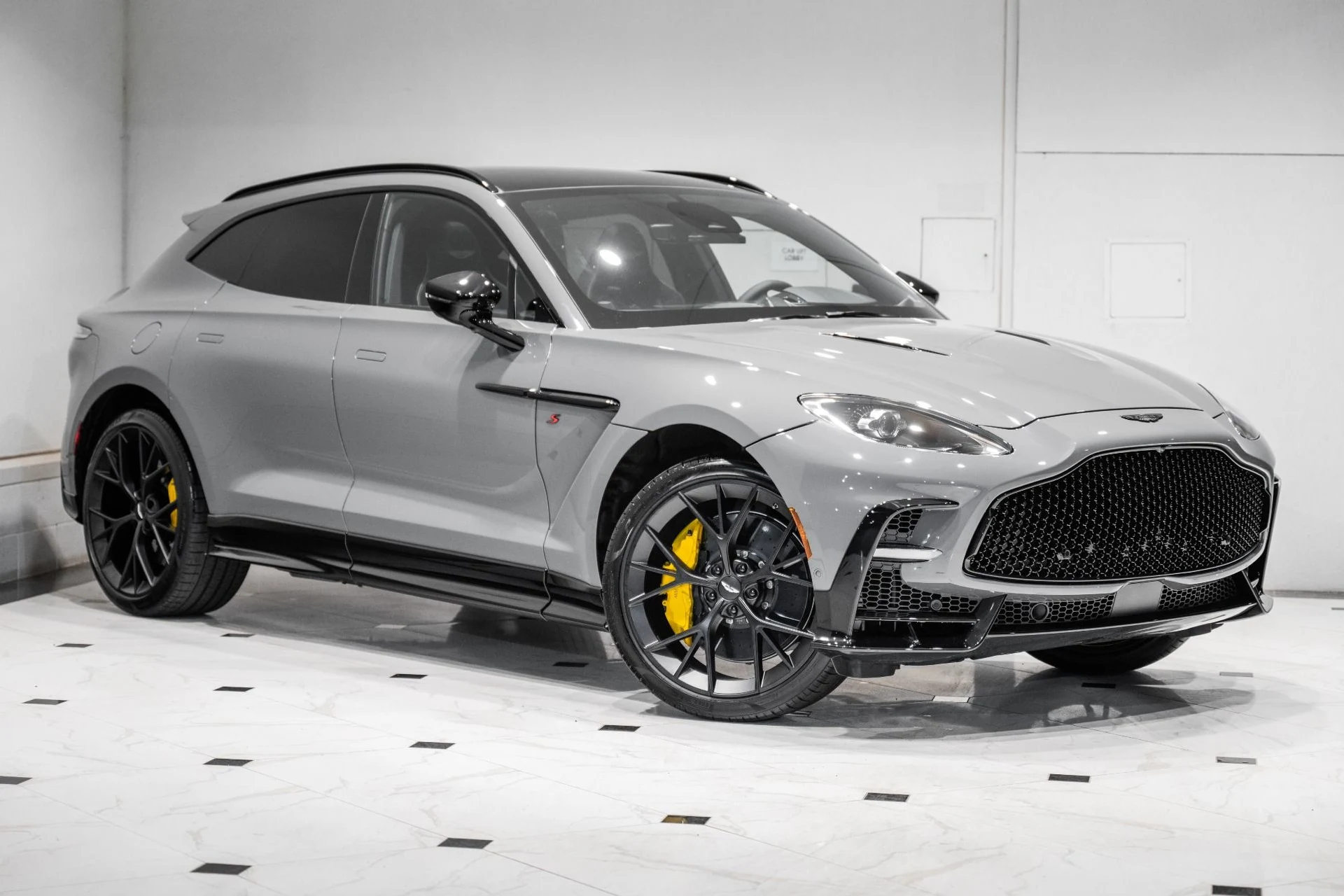 mph044_569818263_New_2026_Aston_Martin_DBX_S_1778681702_cac9fe353c