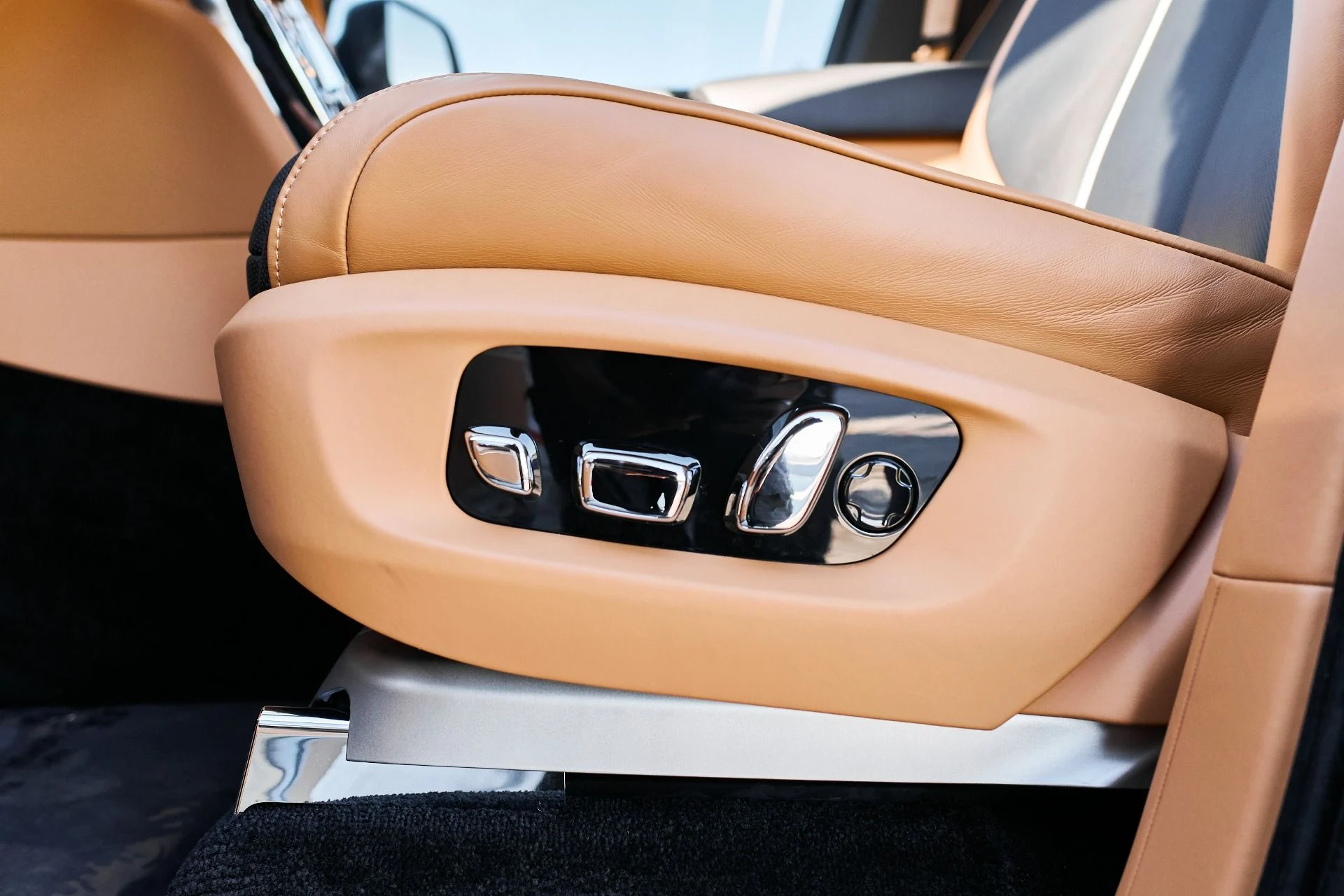 mph044_59602078_Used_2025_Rolls_Royce_Cullinan_Base_1766020415_0b5f73c9a1