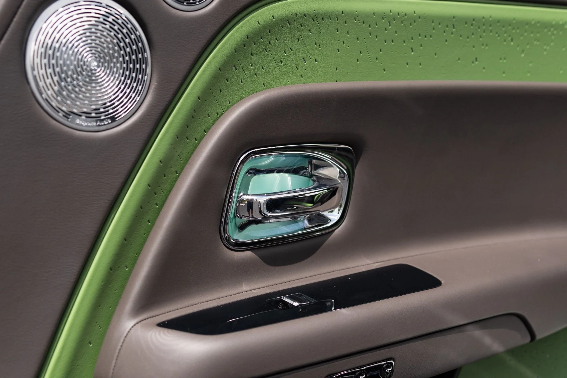 mph044_646962921_Used_2024_Rolls_Royce_Spectre_1775023108_c69b2a0d69