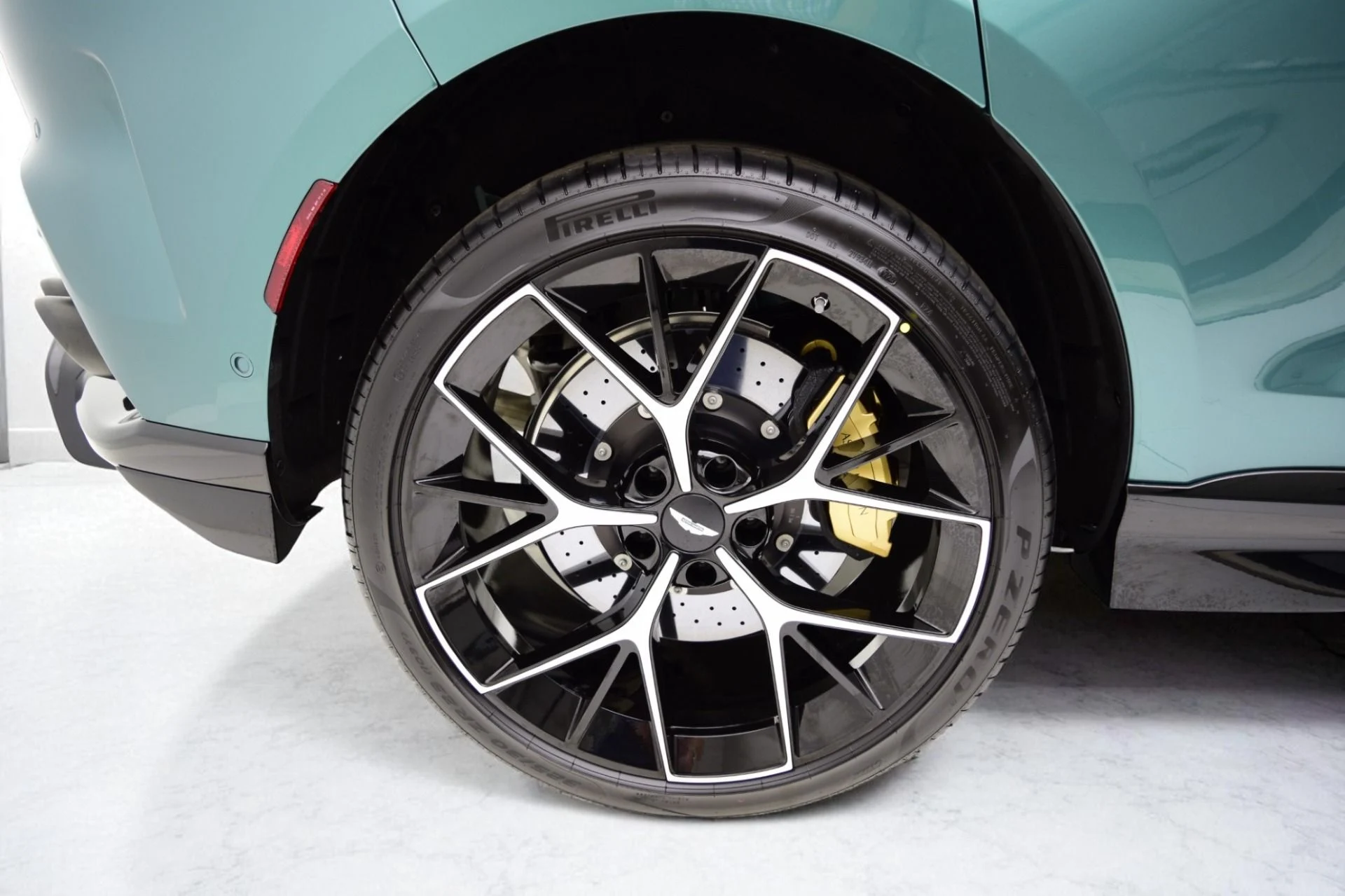 mph044_64801111_New_2025_Aston_Martin_DBX_707_71f03df21e