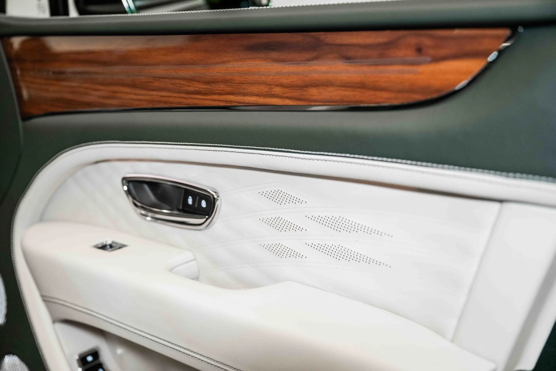 mph044_70184970_Used_2023_Bentley_Bentayga_EWB_Azure_V8_1716828034_a4bc8c2b48