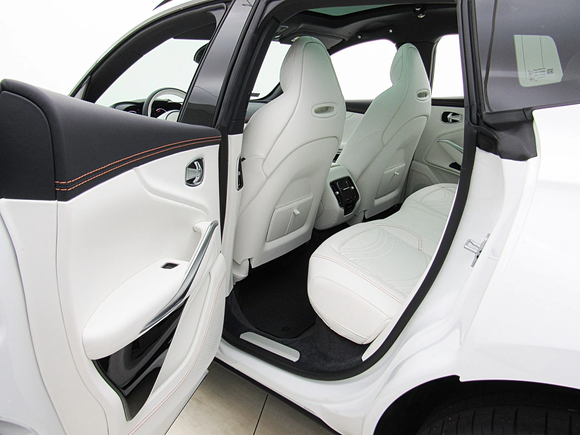 mph044_711672124_Used_2023_Aston_Martin_DBX_707_a86c1c6511