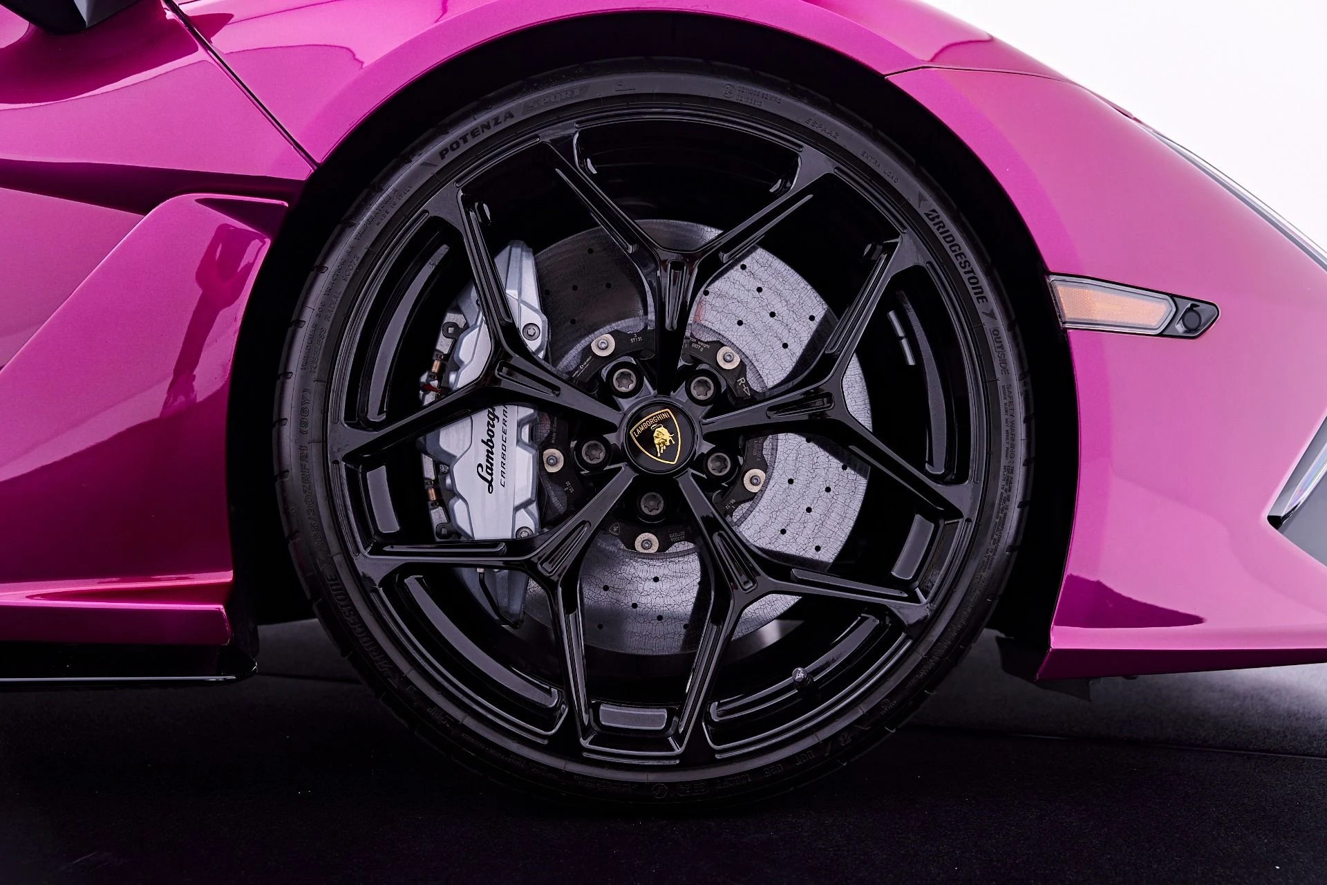 mph044_736237529_Used_2025_Lamborghini_Revuelto_Base_1782965080_bec72a2110