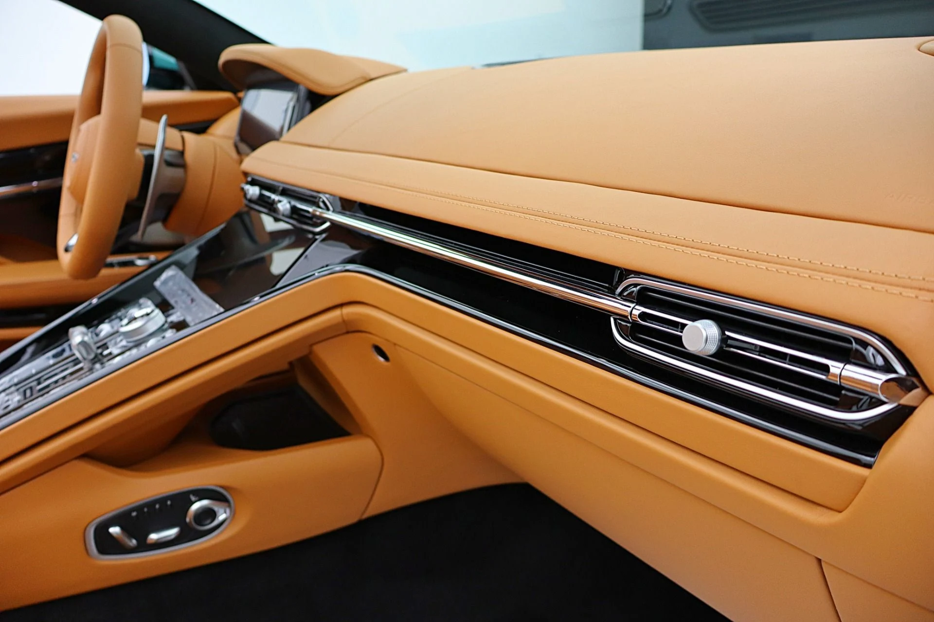 mph044_751795229_New_2026_Aston_Martin_DB_12_Volante_0b665153a7