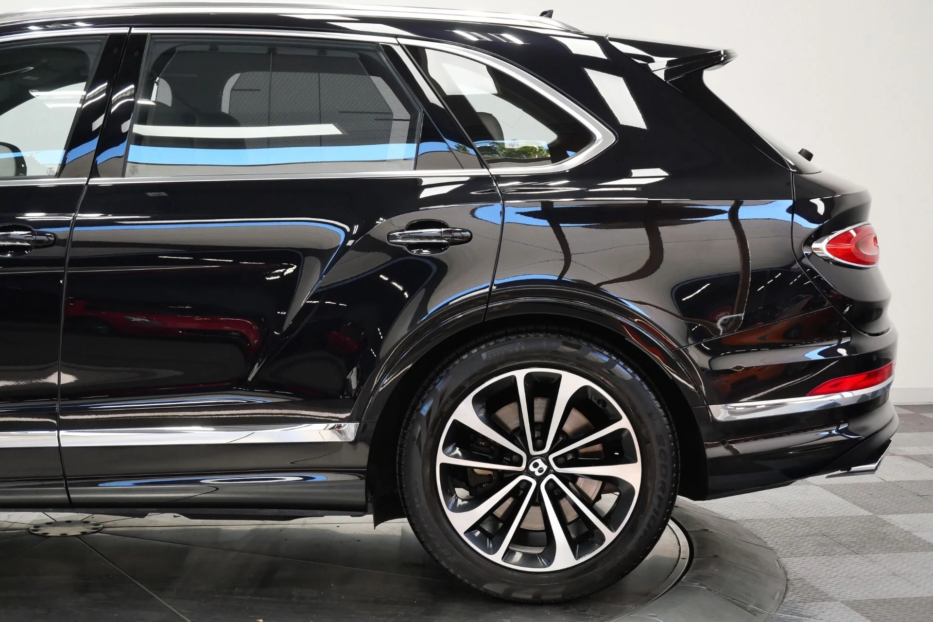 mph044_781117952_Used_2023_Bentley_Bentayga_V8_Touring_Specification_Front_Seat_Comfort_Specification_1783533314_d7a4a8f423