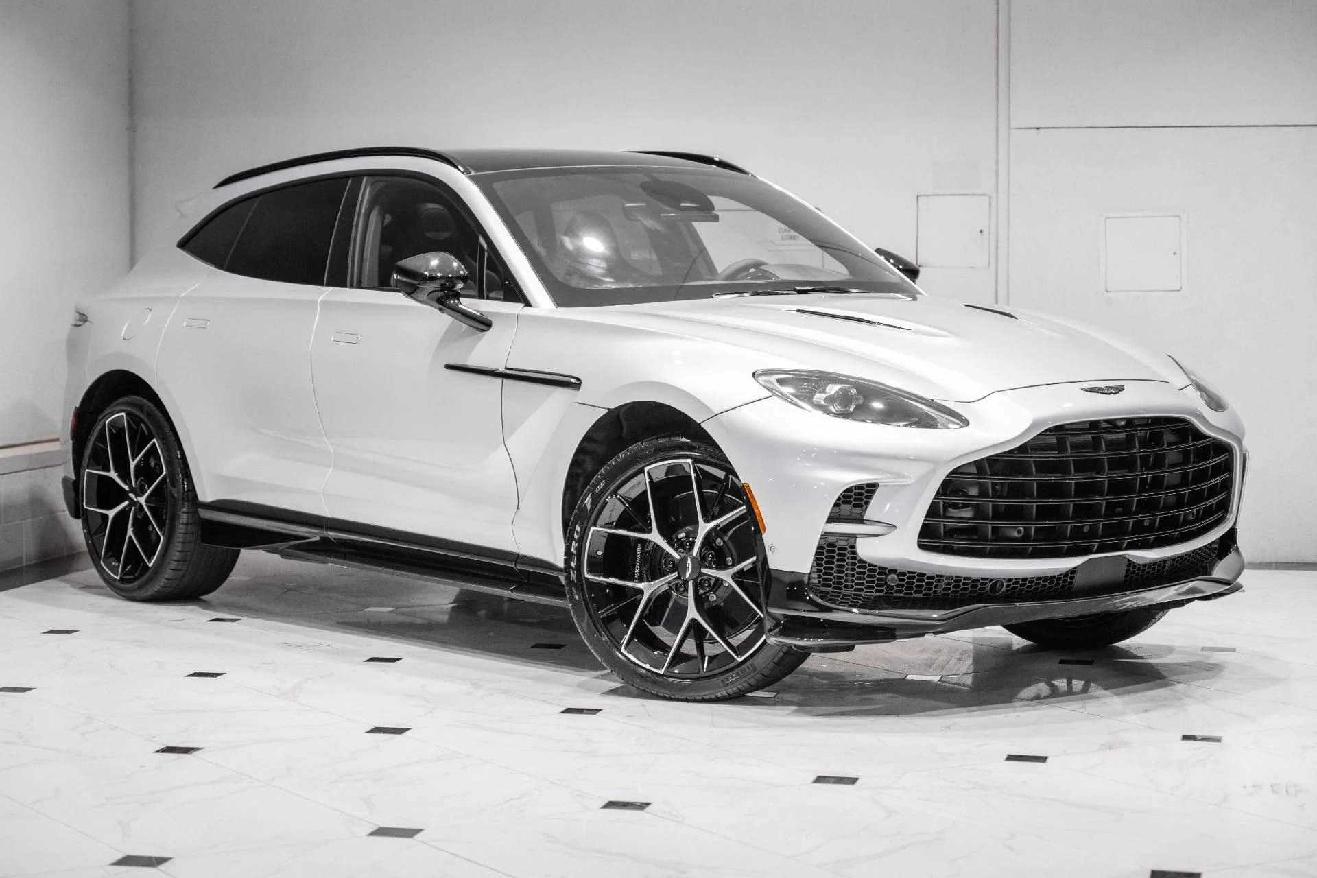mph044_817376634_New_2026_Aston_Martin_DBX_707_1780937763_78f9c677b9
