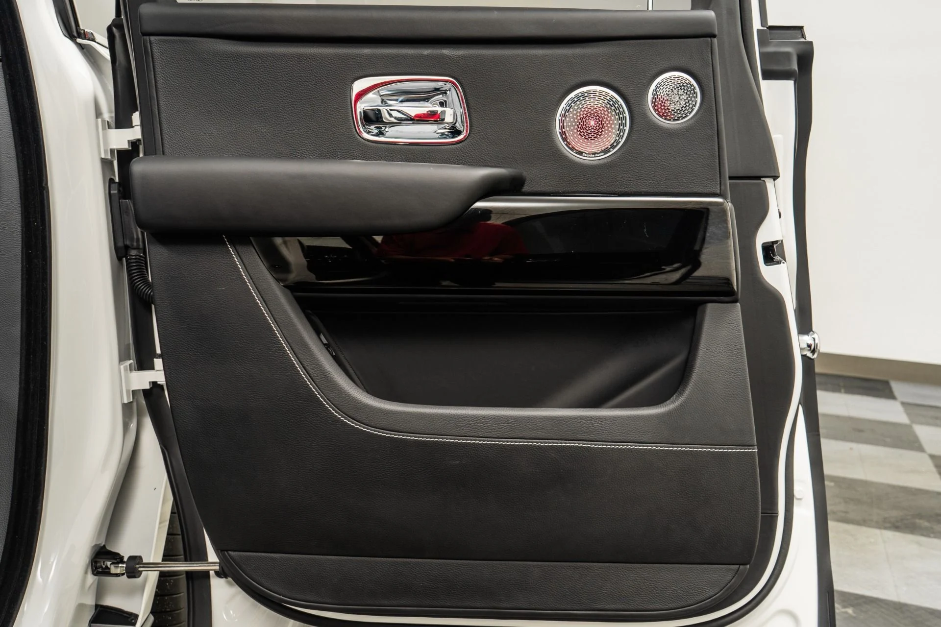 mph044_822923731_Used_2020_Rolls_Royce_Cullinan_Polished_22_Wheels_Rear_Theatre_Configuration_Rolls_Royce_Bespoke_Audio_1771596522_198b066e20