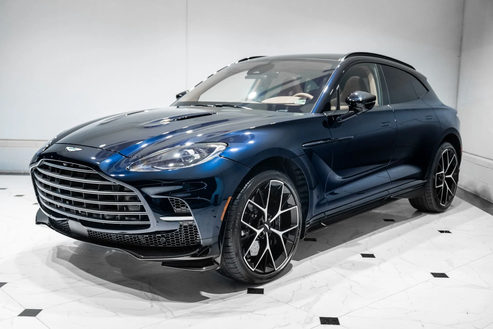 mph044_862474316_New_2026_Aston_Martin_DBX_707_1765214112_c01cb965a9