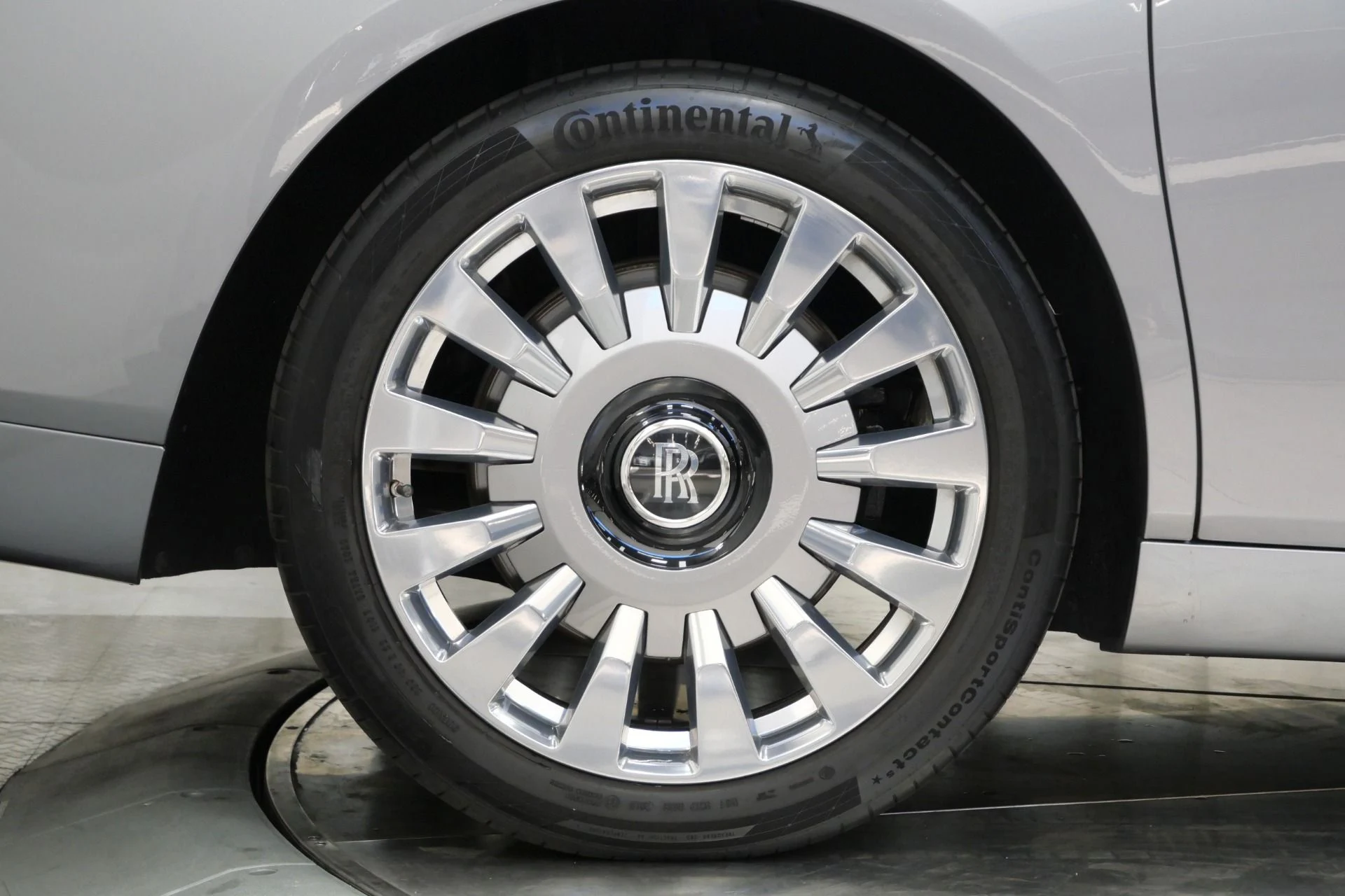 mph044_944480361_Used_2020_Rolls_Royce_Phantom_1760120905_5a955a5f8d