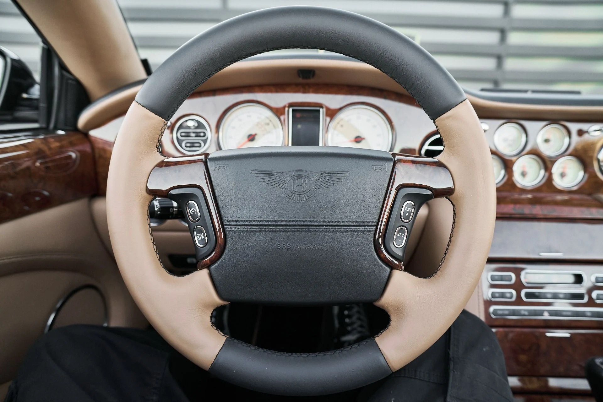 mph044_951655569_Used_2009_Bentley_Azure_Base_1765906205_5ef4059f19