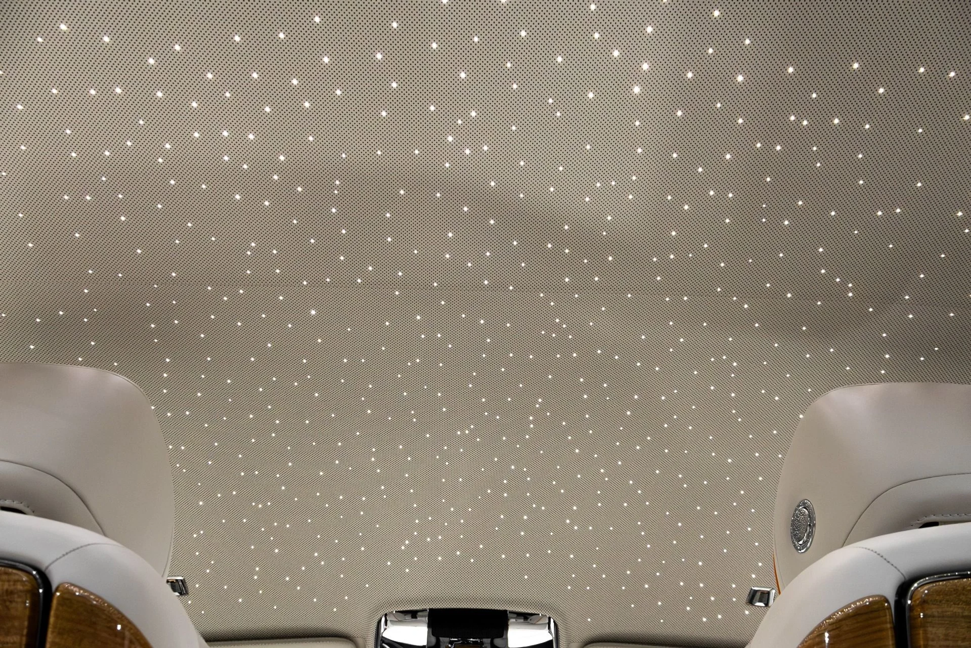 mph045_1025626857_Used_2019_Rolls_Royce_Phantom_1770350910_adcbad016a