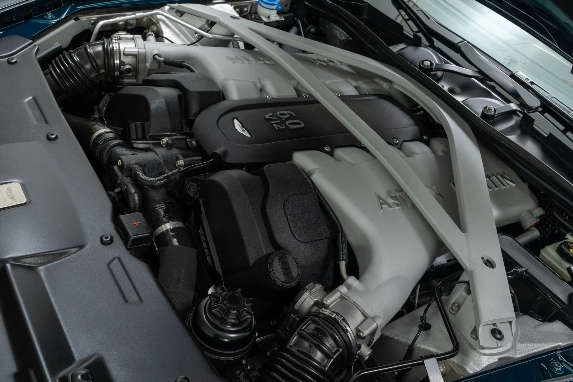 mph045_1094541987_Used_2015_Aston_Martin_DB_9_Volante_1759413390_4f35c57270