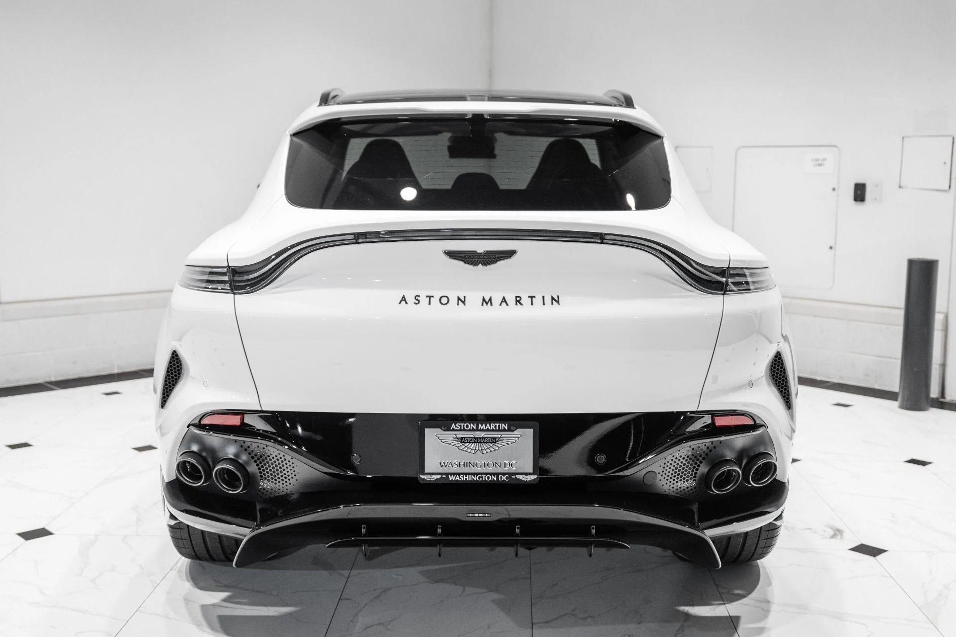 mph045_1105361911_New_2026_Aston_Martin_DBX_707_1765217762_ac305a9d41