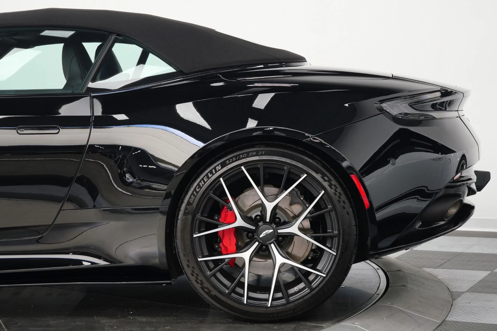 mph045_1117469101_Used_2025_Aston_Martin_DB_12_Volante_Inspire_Sport_Interior_Upper_and_Lower_Black_Packs_1778172034_0d2581ed23