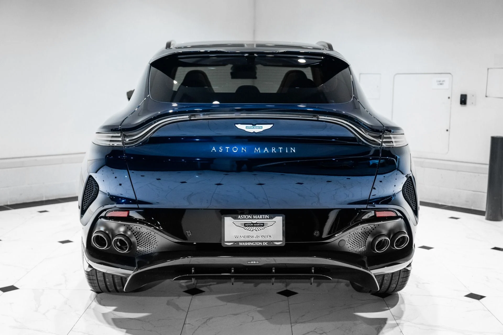 mph045_1187615716_New_2026_Aston_Martin_DBX_707_1765214112_736dbce06a