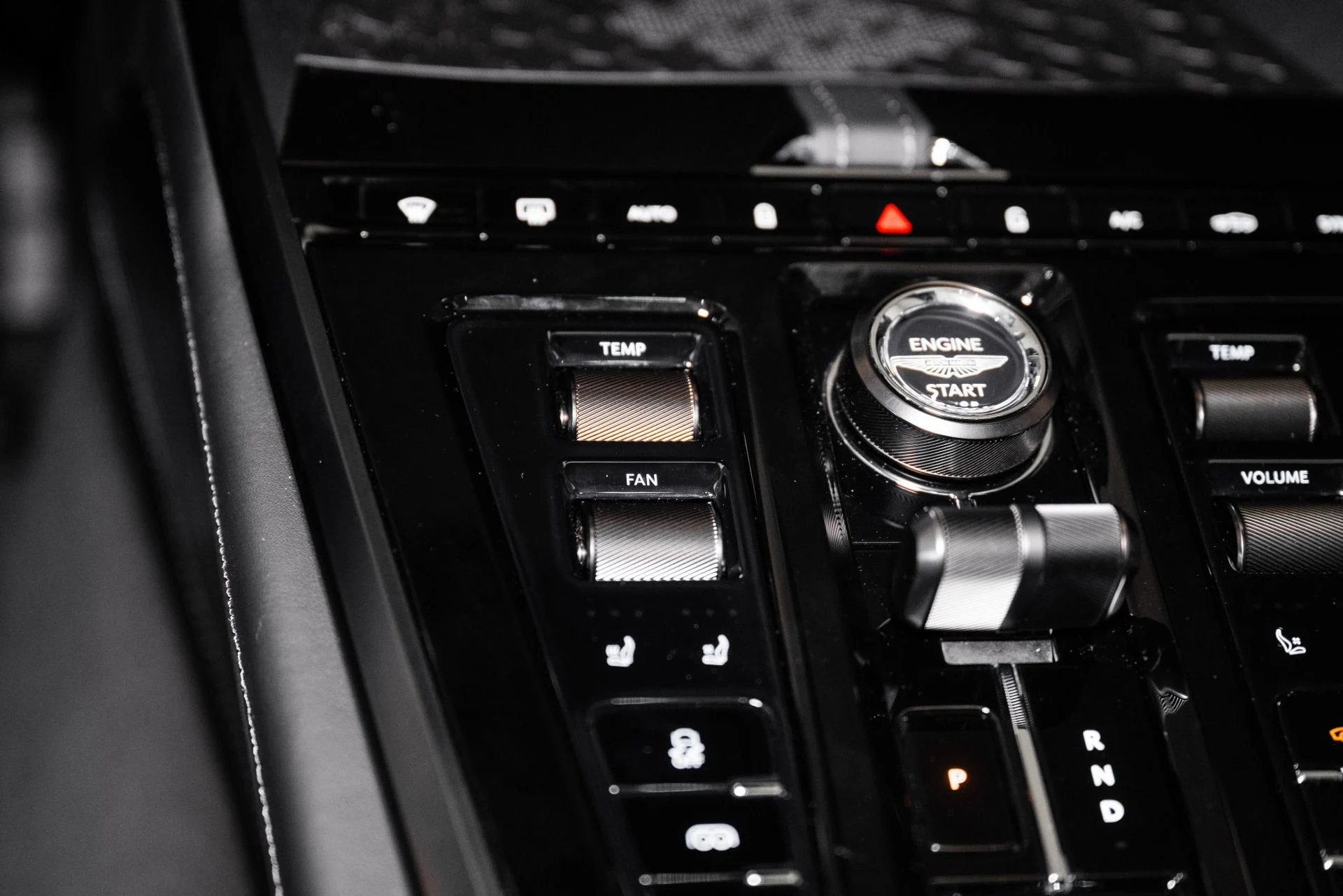 mph045_119345076_Used_2025_Aston_Martin_DBX_707_1748959342_c2ea768402